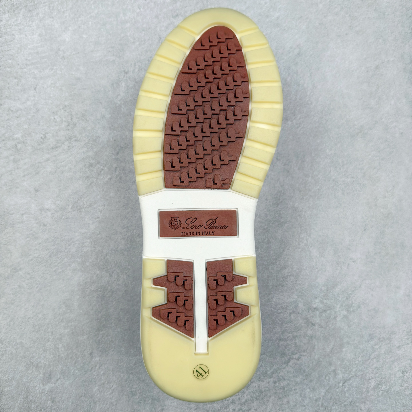 图片[9]-Loro Piana 袜子鞋 低调奢华，步履从容！现火爆小红书 FB各大社媒 Loro Piana 顶级皮革以自然纹理诠释质感，柔软耐磨，随穿着时间愈发温润。 经典设计，细节见匠心，圆头系带厚底复古与现代交融，舒适支撑，拉长腿部线条。 轻松搭配西装、休闲裤，无缝切换商务与生活场景。 缓震厚底设计 减轻足部压力 内衬透气材质 全天候保持干爽 黑色经典 永恒格调 深邃黑色适配一切场合 从日常通勤到周末漫游，低调中彰显全套包装 带有原版原珠（可补充品牌标志性工艺或环保理念，如“采用Loro Piana专利鞣制技术，环保无铬鞣革”） 尺码：39 40 41 42 43 44 45 46-选品中心