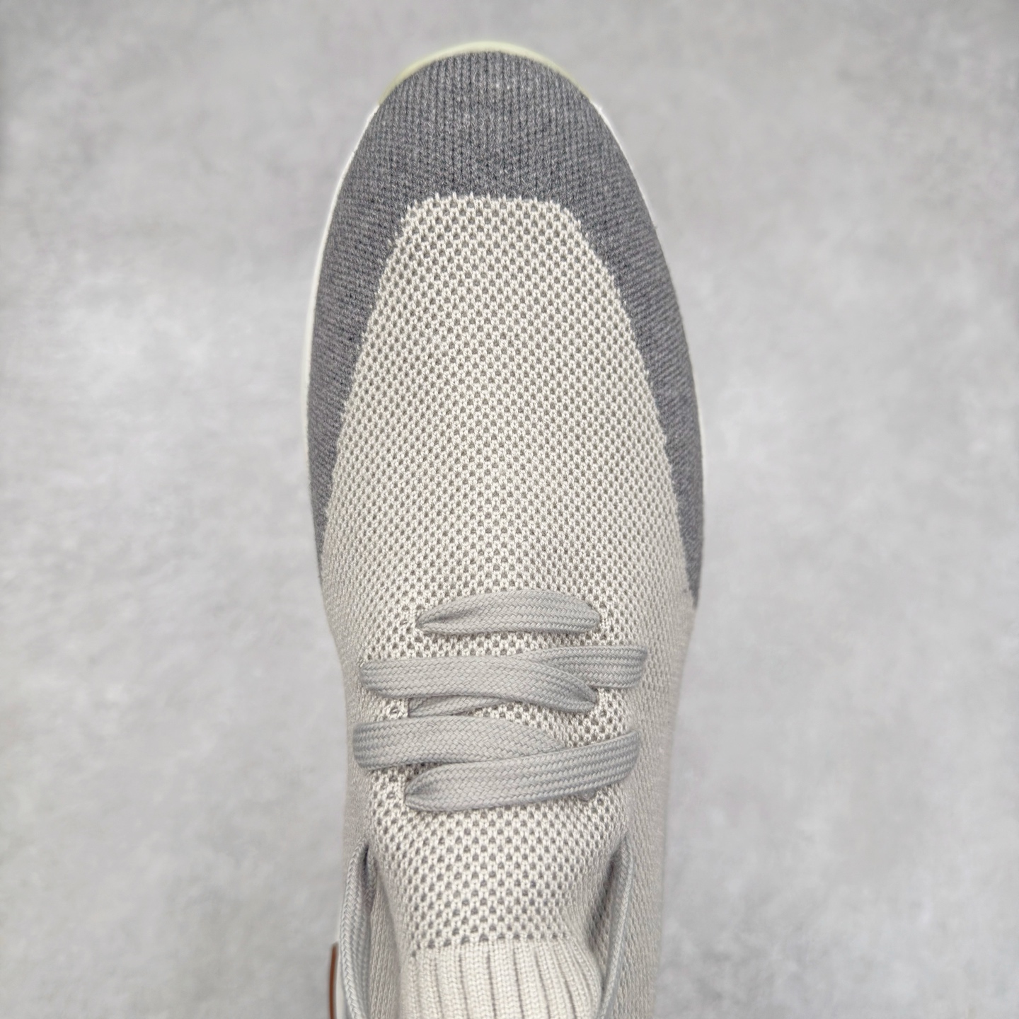 图片[4]-Loro Piana 袜子鞋 低调奢华，步履从容！现火爆小红书 FB各大社媒 Loro Piana 顶级皮革以自然纹理诠释质感，柔软耐磨，随穿着时间愈发温润。 经典设计，细节见匠心，圆头系带厚底复古与现代交融，舒适支撑，拉长腿部线条。 轻松搭配西装、休闲裤，无缝切换商务与生活场景。 缓震厚底设计 减轻足部压力 内衬透气材质 全天候保持干爽 黑色经典 永恒格调 深邃黑色适配一切场合 从日常通勤到周末漫游，低调中彰显全套包装 带有原版原珠（可补充品牌标志性工艺或环保理念，如“采用Loro Piana专利鞣制技术，环保无铬鞣革”） 尺码：39 40 41 42 43 44 45 46-选品中心