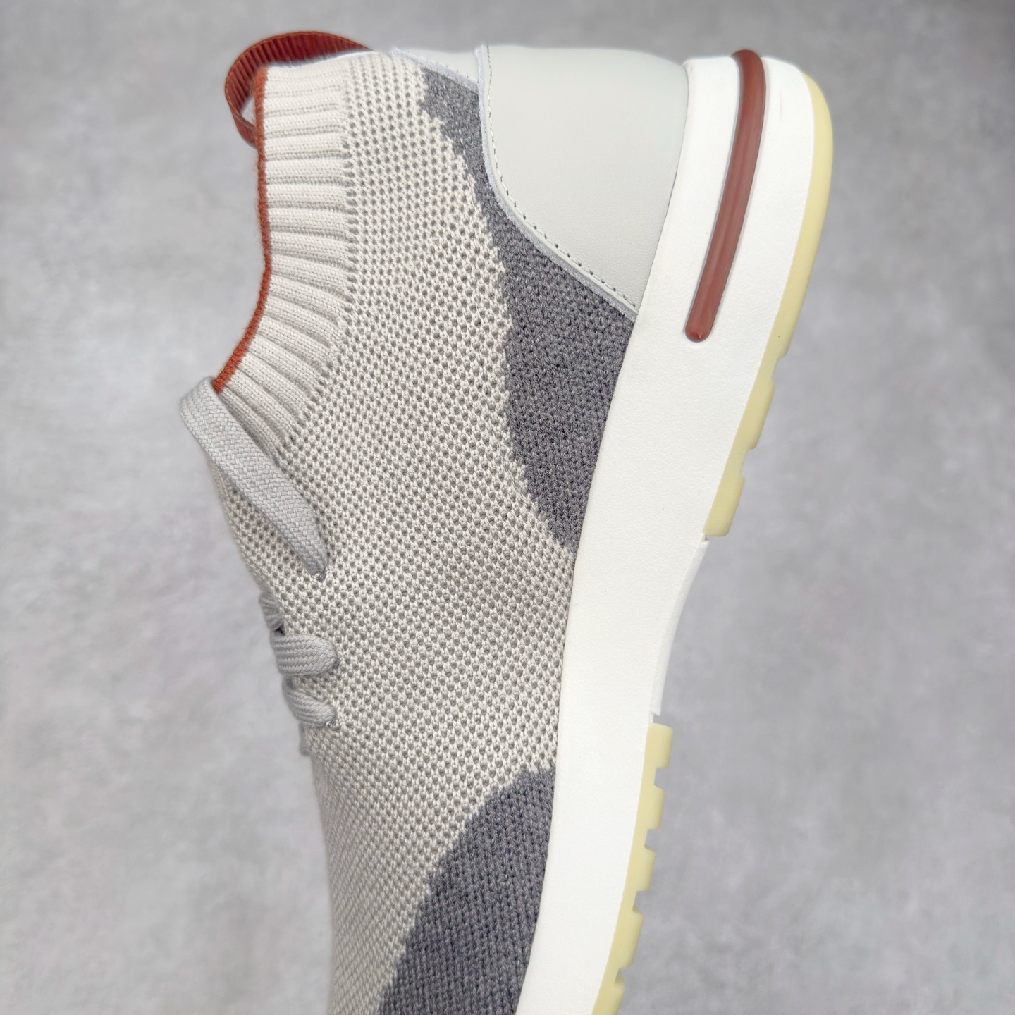 图片[7]-Loro Piana 袜子鞋 低调奢华，步履从容！现火爆小红书 FB各大社媒 Loro Piana 顶级皮革以自然纹理诠释质感，柔软耐磨，随穿着时间愈发温润。 经典设计，细节见匠心，圆头系带厚底复古与现代交融，舒适支撑，拉长腿部线条。 轻松搭配西装、休闲裤，无缝切换商务与生活场景。 缓震厚底设计 减轻足部压力 内衬透气材质 全天候保持干爽 黑色经典 永恒格调 深邃黑色适配一切场合 从日常通勤到周末漫游，低调中彰显全套包装 带有原版原珠（可补充品牌标志性工艺或环保理念，如“采用Loro Piana专利鞣制技术，环保无铬鞣革”） 尺码：39 40 41 42 43 44 45 46-选品中心