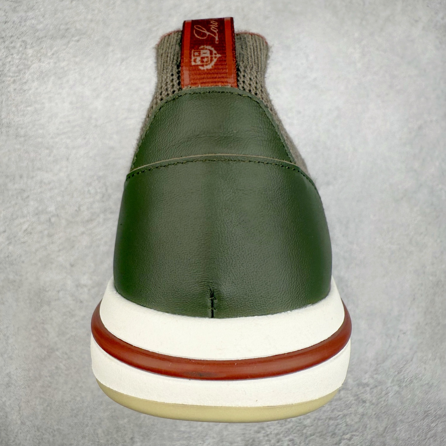 图片[8]-Loro Piana 袜子鞋 低调奢华，步履从容！现火爆小红书 FB各大社媒 Loro Piana 顶级皮革以自然纹理诠释质感，柔软耐磨，随穿着时间愈发温润。 经典设计，细节见匠心，圆头系带厚底复古与现代交融，舒适支撑，拉长腿部线条。 轻松搭配西装、休闲裤，无缝切换商务与生活场景。 缓震厚底设计 减轻足部压力 内衬透气材质 全天候保持干爽 黑色经典 永恒格调 深邃黑色适配一切场合 从日常通勤到周末漫游，低调中彰显全套包装 带有原版原珠（可补充品牌标志性工艺或环保理念，如“采用Loro Piana专利鞣制技术，环保无铬鞣革”） 尺码：39 40 41 42 43 44 45 46-选品中心