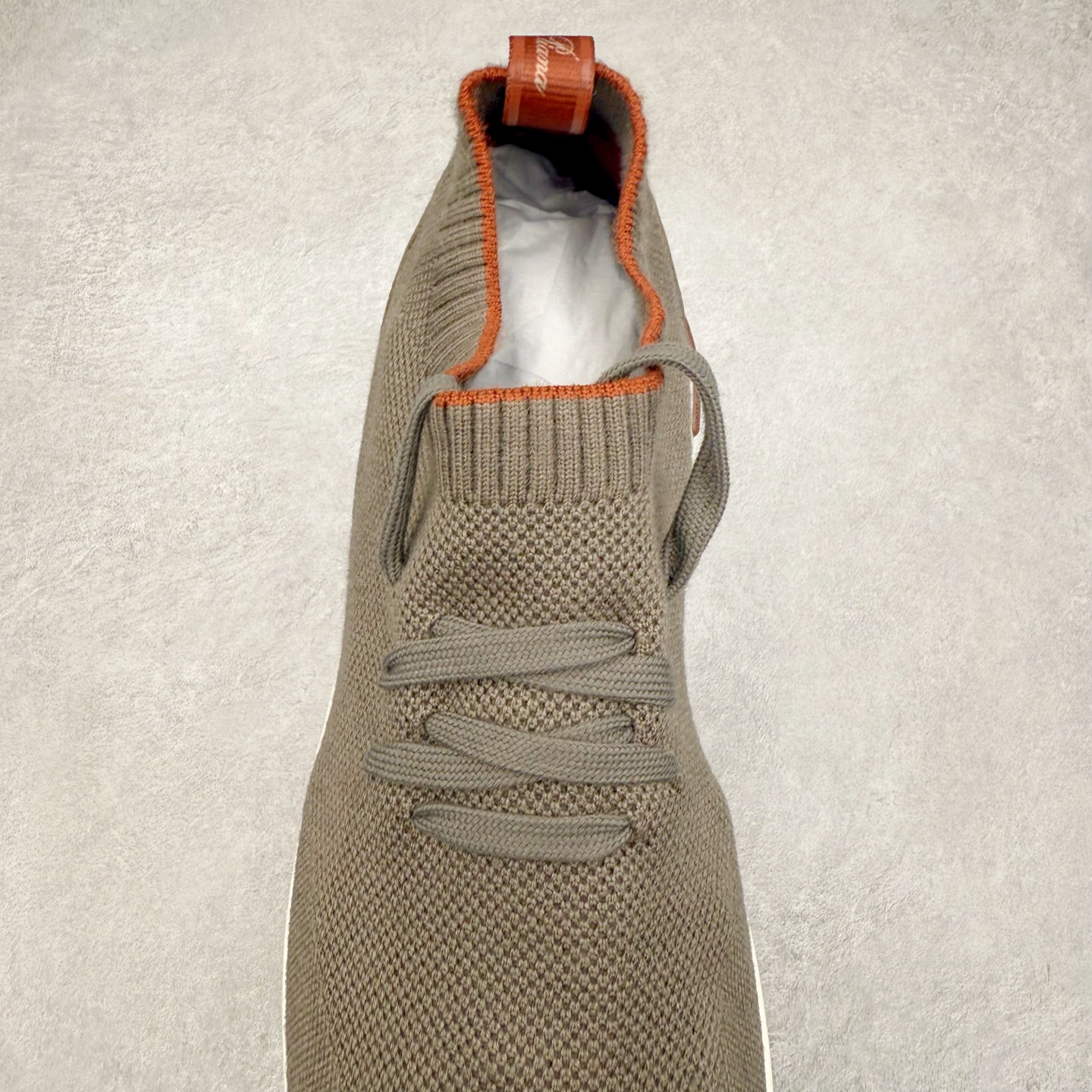 图片[5]-Loro Piana 袜子鞋 低调奢华，步履从容！现火爆小红书 FB各大社媒 Loro Piana 顶级皮革以自然纹理诠释质感，柔软耐磨，随穿着时间愈发温润。 经典设计，细节见匠心，圆头系带厚底复古与现代交融，舒适支撑，拉长腿部线条。 轻松搭配西装、休闲裤，无缝切换商务与生活场景。 缓震厚底设计 减轻足部压力 内衬透气材质 全天候保持干爽 黑色经典 永恒格调 深邃黑色适配一切场合 从日常通勤到周末漫游，低调中彰显全套包装 带有原版原珠（可补充品牌标志性工艺或环保理念，如“采用Loro Piana专利鞣制技术，环保无铬鞣革”） 尺码：39 40 41 42 43 44 45 46-选品中心