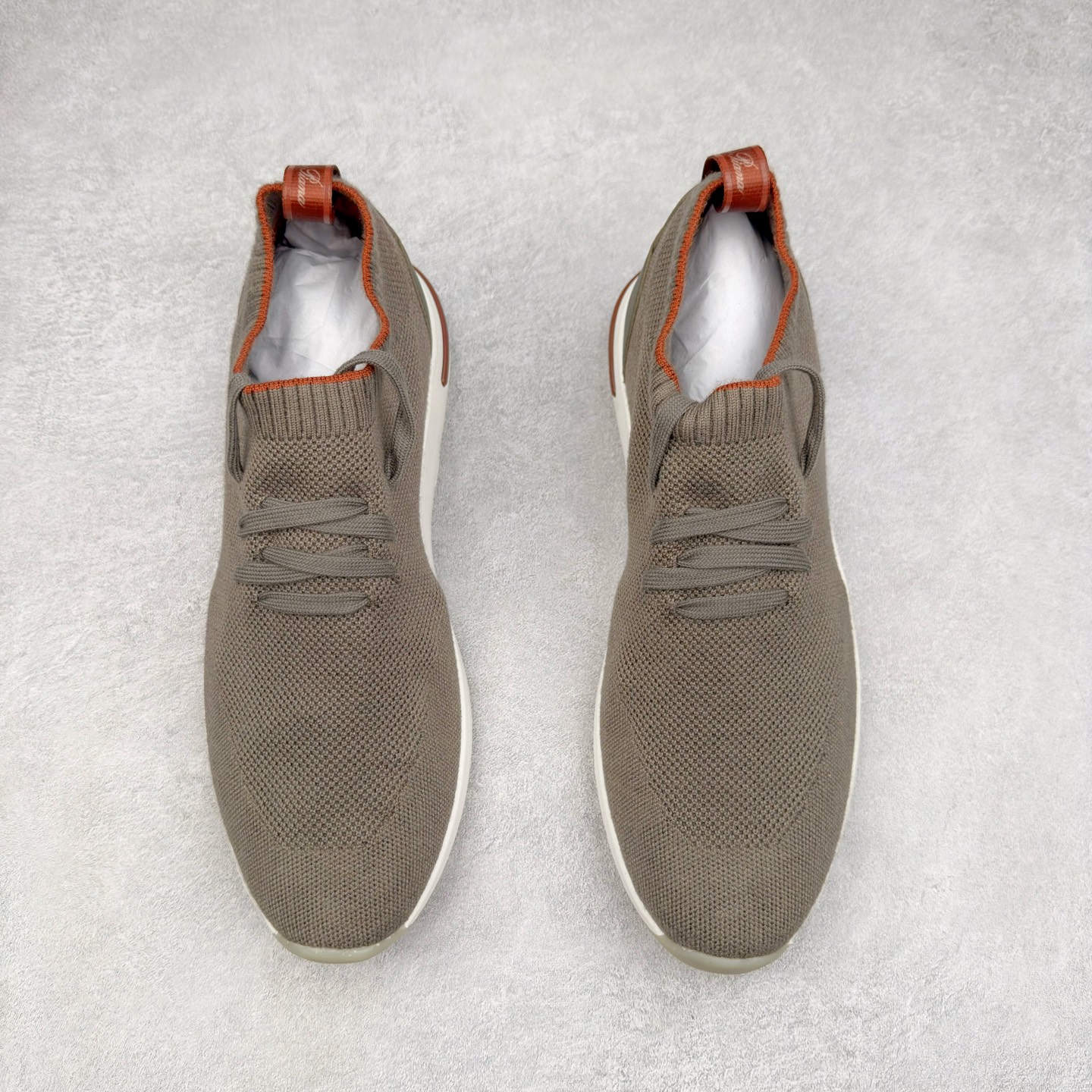 图片[2]-Loro Piana 袜子鞋 低调奢华，步履从容！现火爆小红书 FB各大社媒 Loro Piana 顶级皮革以自然纹理诠释质感，柔软耐磨，随穿着时间愈发温润。 经典设计，细节见匠心，圆头系带厚底复古与现代交融，舒适支撑，拉长腿部线条。 轻松搭配西装、休闲裤，无缝切换商务与生活场景。 缓震厚底设计 减轻足部压力 内衬透气材质 全天候保持干爽 黑色经典 永恒格调 深邃黑色适配一切场合 从日常通勤到周末漫游，低调中彰显全套包装 带有原版原珠（可补充品牌标志性工艺或环保理念，如“采用Loro Piana专利鞣制技术，环保无铬鞣革”） 尺码：39 40 41 42 43 44 45 46-选品中心