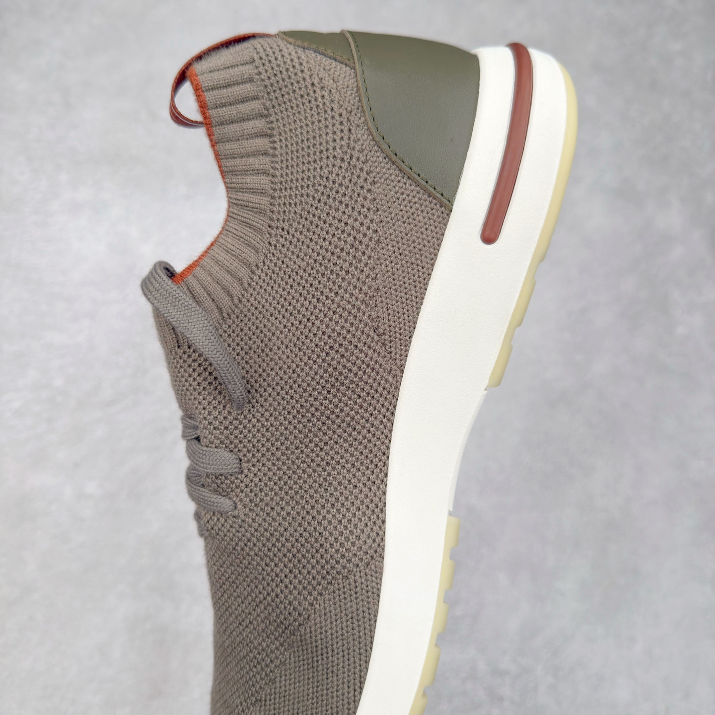 图片[7]-Loro Piana 袜子鞋 低调奢华，步履从容！现火爆小红书 FB各大社媒 Loro Piana 顶级皮革以自然纹理诠释质感，柔软耐磨，随穿着时间愈发温润。 经典设计，细节见匠心，圆头系带厚底复古与现代交融，舒适支撑，拉长腿部线条。 轻松搭配西装、休闲裤，无缝切换商务与生活场景。 缓震厚底设计 减轻足部压力 内衬透气材质 全天候保持干爽 黑色经典 永恒格调 深邃黑色适配一切场合 从日常通勤到周末漫游，低调中彰显全套包装 带有原版原珠（可补充品牌标志性工艺或环保理念，如“采用Loro Piana专利鞣制技术，环保无铬鞣革”） 尺码：39 40 41 42 43 44 45 46-选品中心