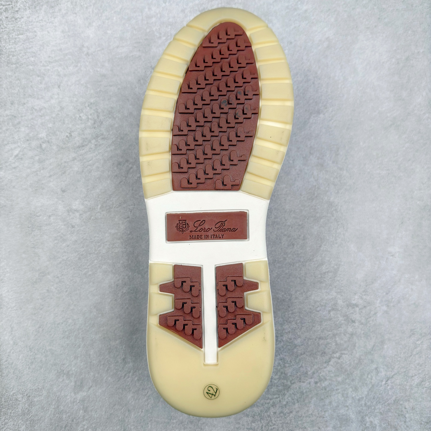 图片[9]-Loro Piana 袜子鞋 低调奢华，步履从容！现火爆小红书 FB各大社媒 Loro Piana 顶级皮革以自然纹理诠释质感，柔软耐磨，随穿着时间愈发温润。 经典设计，细节见匠心，圆头系带厚底复古与现代交融，舒适支撑，拉长腿部线条。 轻松搭配西装、休闲裤，无缝切换商务与生活场景。 缓震厚底设计 减轻足部压力 内衬透气材质 全天候保持干爽 黑色经典 永恒格调 深邃黑色适配一切场合 从日常通勤到周末漫游，低调中彰显全套包装 带有原版原珠（可补充品牌标志性工艺或环保理念，如“采用Loro Piana专利鞣制技术，环保无铬鞣革”） 尺码：39 40 41 42 43 44 45 46-选品中心