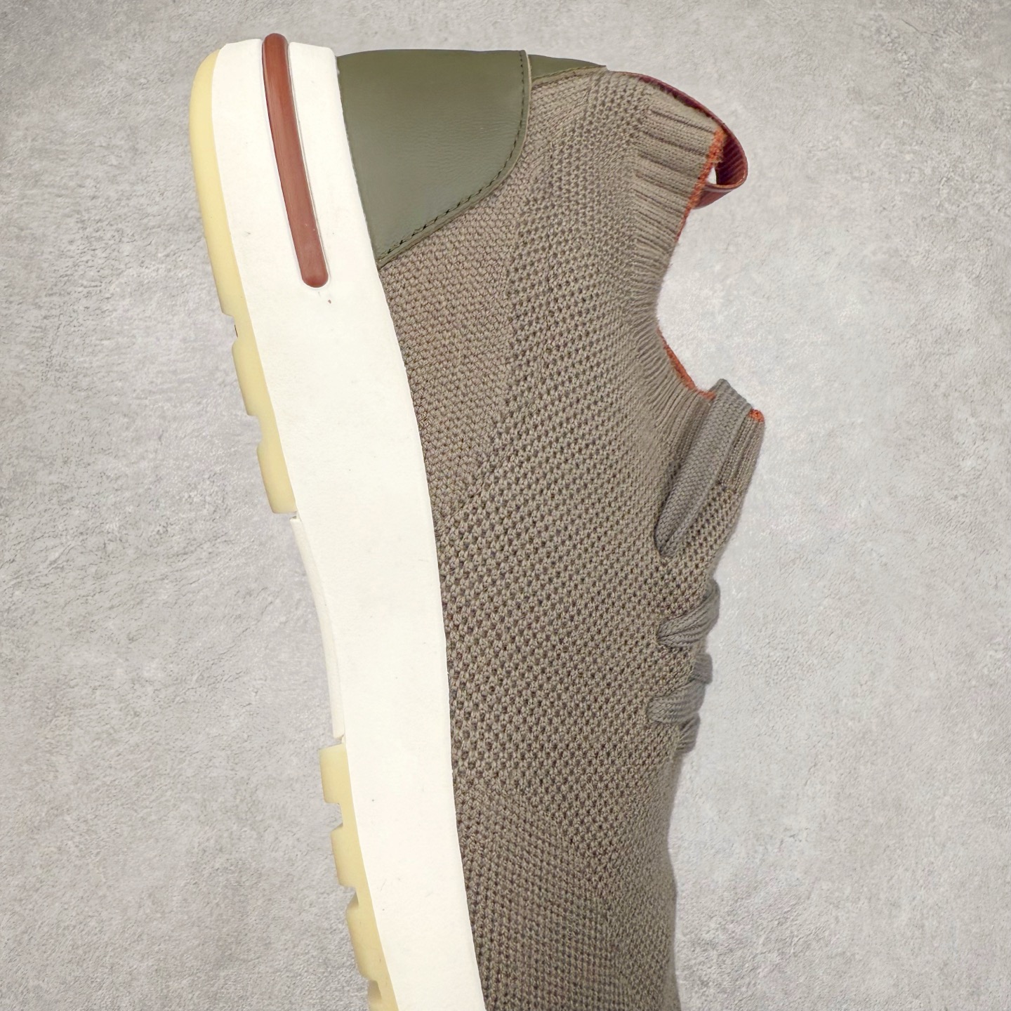 图片[6]-Loro Piana 袜子鞋 低调奢华，步履从容！现火爆小红书 FB各大社媒 Loro Piana 顶级皮革以自然纹理诠释质感，柔软耐磨，随穿着时间愈发温润。 经典设计，细节见匠心，圆头系带厚底复古与现代交融，舒适支撑，拉长腿部线条。 轻松搭配西装、休闲裤，无缝切换商务与生活场景。 缓震厚底设计 减轻足部压力 内衬透气材质 全天候保持干爽 黑色经典 永恒格调 深邃黑色适配一切场合 从日常通勤到周末漫游，低调中彰显全套包装 带有原版原珠（可补充品牌标志性工艺或环保理念，如“采用Loro Piana专利鞣制技术，环保无铬鞣革”） 尺码：39 40 41 42 43 44 45 46-选品中心