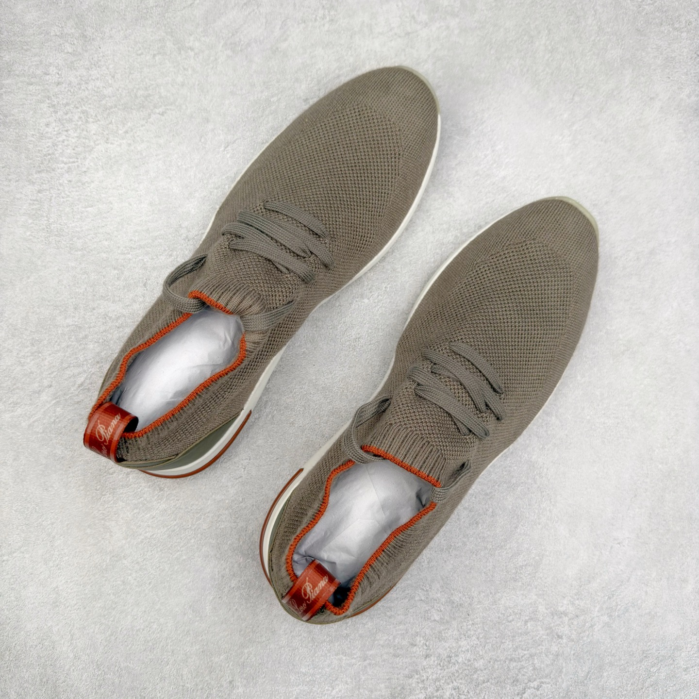 图片[3]-Loro Piana 袜子鞋 低调奢华，步履从容！现火爆小红书 FB各大社媒 Loro Piana 顶级皮革以自然纹理诠释质感，柔软耐磨，随穿着时间愈发温润。 经典设计，细节见匠心，圆头系带厚底复古与现代交融，舒适支撑，拉长腿部线条。 轻松搭配西装、休闲裤，无缝切换商务与生活场景。 缓震厚底设计 减轻足部压力 内衬透气材质 全天候保持干爽 黑色经典 永恒格调 深邃黑色适配一切场合 从日常通勤到周末漫游，低调中彰显全套包装 带有原版原珠（可补充品牌标志性工艺或环保理念，如“采用Loro Piana专利鞣制技术，环保无铬鞣革”） 尺码：39 40 41 42 43 44 45 46-选品中心