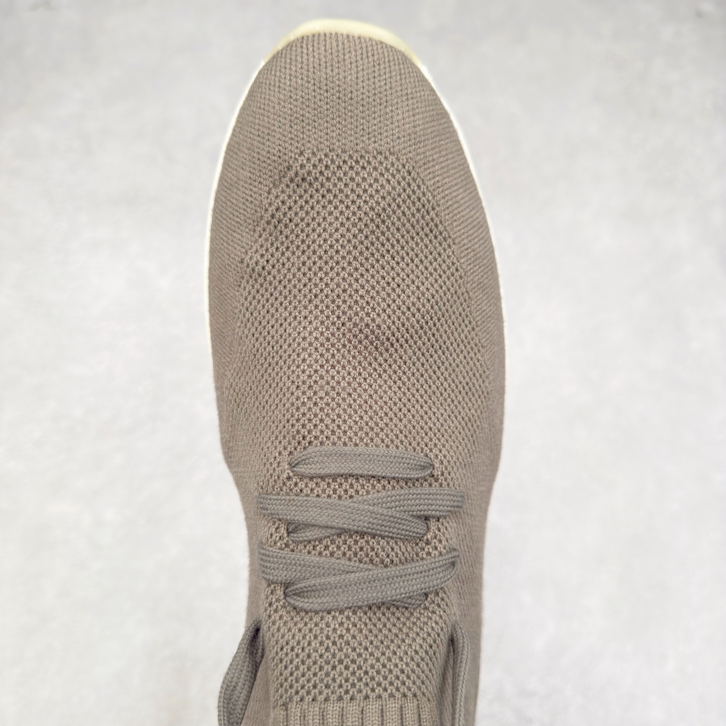 图片[4]-Loro Piana 袜子鞋 低调奢华，步履从容！现火爆小红书 FB各大社媒 Loro Piana 顶级皮革以自然纹理诠释质感，柔软耐磨，随穿着时间愈发温润。 经典设计，细节见匠心，圆头系带厚底复古与现代交融，舒适支撑，拉长腿部线条。 轻松搭配西装、休闲裤，无缝切换商务与生活场景。 缓震厚底设计 减轻足部压力 内衬透气材质 全天候保持干爽 黑色经典 永恒格调 深邃黑色适配一切场合 从日常通勤到周末漫游，低调中彰显全套包装 带有原版原珠（可补充品牌标志性工艺或环保理念，如“采用Loro Piana专利鞣制技术，环保无铬鞣革”） 尺码：39 40 41 42 43 44 45 46-选品中心