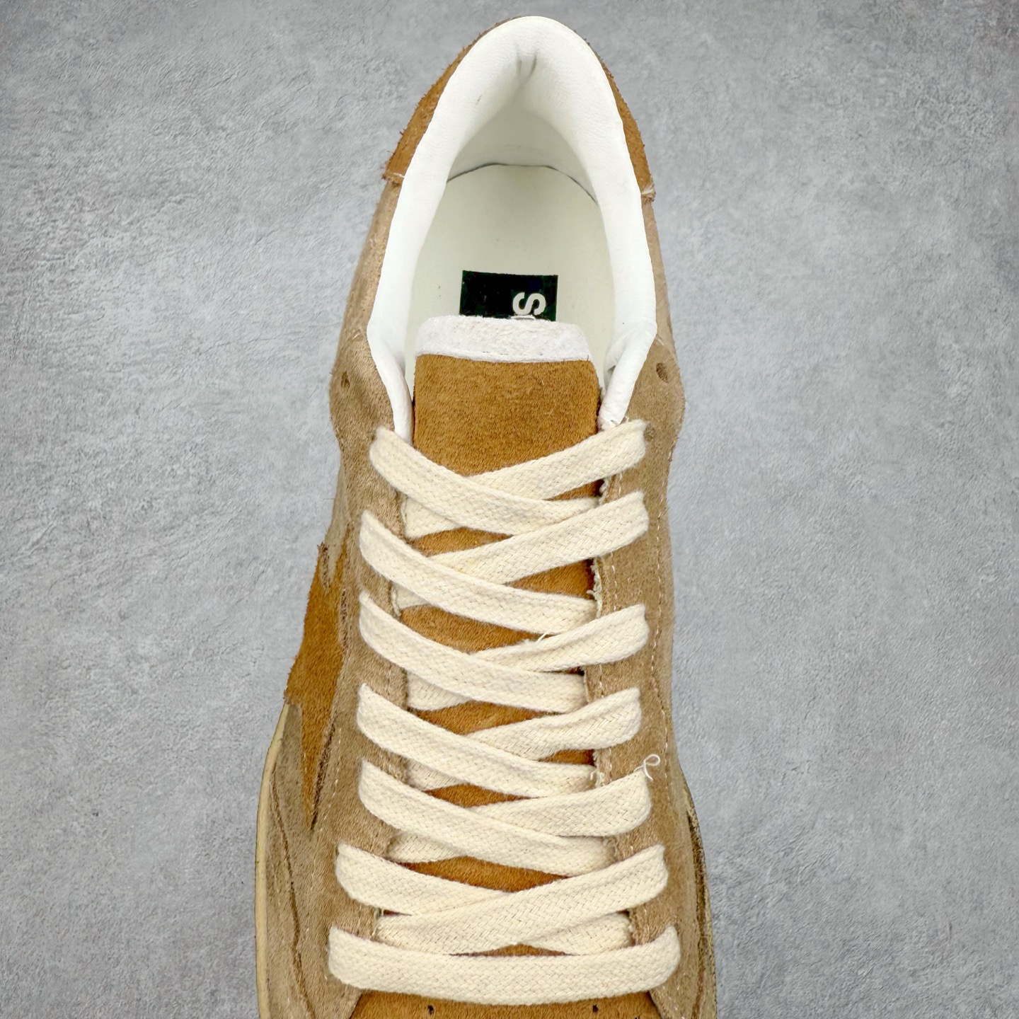 图片[5]-＃纯原 Golden Goose Super-Star GGDB 小脏鞋休闲时尚板鞋 设计有一种不修边幅的酷感 特意做旧彰显自由随性 百搭无挑剔 订制高端柔软皮革 纯手工制作压印Logo 手工刷洗上色打蜡 确保每一双鞋子的独一无二不管是版型还是材料和质感都已经大幅度的超越同市场其它版本 Super-Star运动鞋是Golden Goose的常绿植物 由于使用了创新的材料和饰面 它在每个季节都伴随着其系列 这款牛皮皮革模型的鞋跟饰有黑色皮革鞋跟 绒面革GGDB星星和金属宇样 标志性的复古外观 尺码：35/45-选品中心