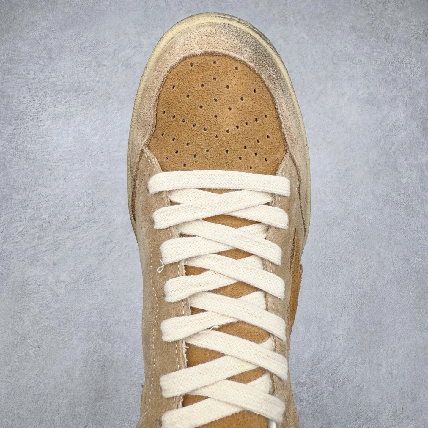 图片[4]-＃纯原 Golden Goose Super-Star GGDB 小脏鞋休闲时尚板鞋 设计有一种不修边幅的酷感 特意做旧彰显自由随性 百搭无挑剔 订制高端柔软皮革 纯手工制作压印Logo 手工刷洗上色打蜡 确保每一双鞋子的独一无二不管是版型还是材料和质感都已经大幅度的超越同市场其它版本 Super-Star运动鞋是Golden Goose的常绿植物 由于使用了创新的材料和饰面 它在每个季节都伴随着其系列 这款牛皮皮革模型的鞋跟饰有黑色皮革鞋跟 绒面革GGDB星星和金属宇样 标志性的复古外观 尺码：35/45-选品中心