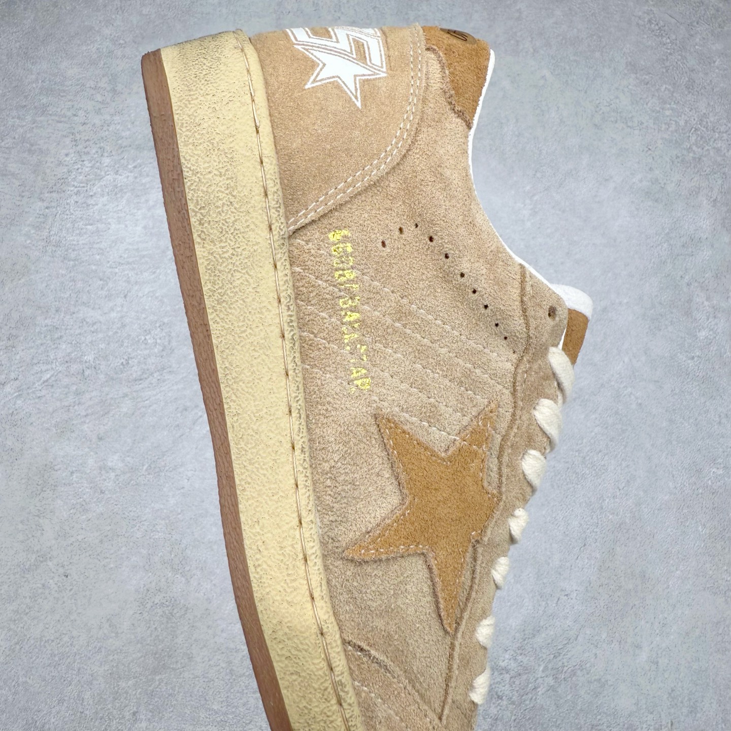 图片[6]-＃纯原 Golden Goose Super-Star GGDB 小脏鞋休闲时尚板鞋 设计有一种不修边幅的酷感 特意做旧彰显自由随性 百搭无挑剔 订制高端柔软皮革 纯手工制作压印Logo 手工刷洗上色打蜡 确保每一双鞋子的独一无二不管是版型还是材料和质感都已经大幅度的超越同市场其它版本 Super-Star运动鞋是Golden Goose的常绿植物 由于使用了创新的材料和饰面 它在每个季节都伴随着其系列 这款牛皮皮革模型的鞋跟饰有黑色皮革鞋跟 绒面革GGDB星星和金属宇样 标志性的复古外观 尺码：35/45-选品中心