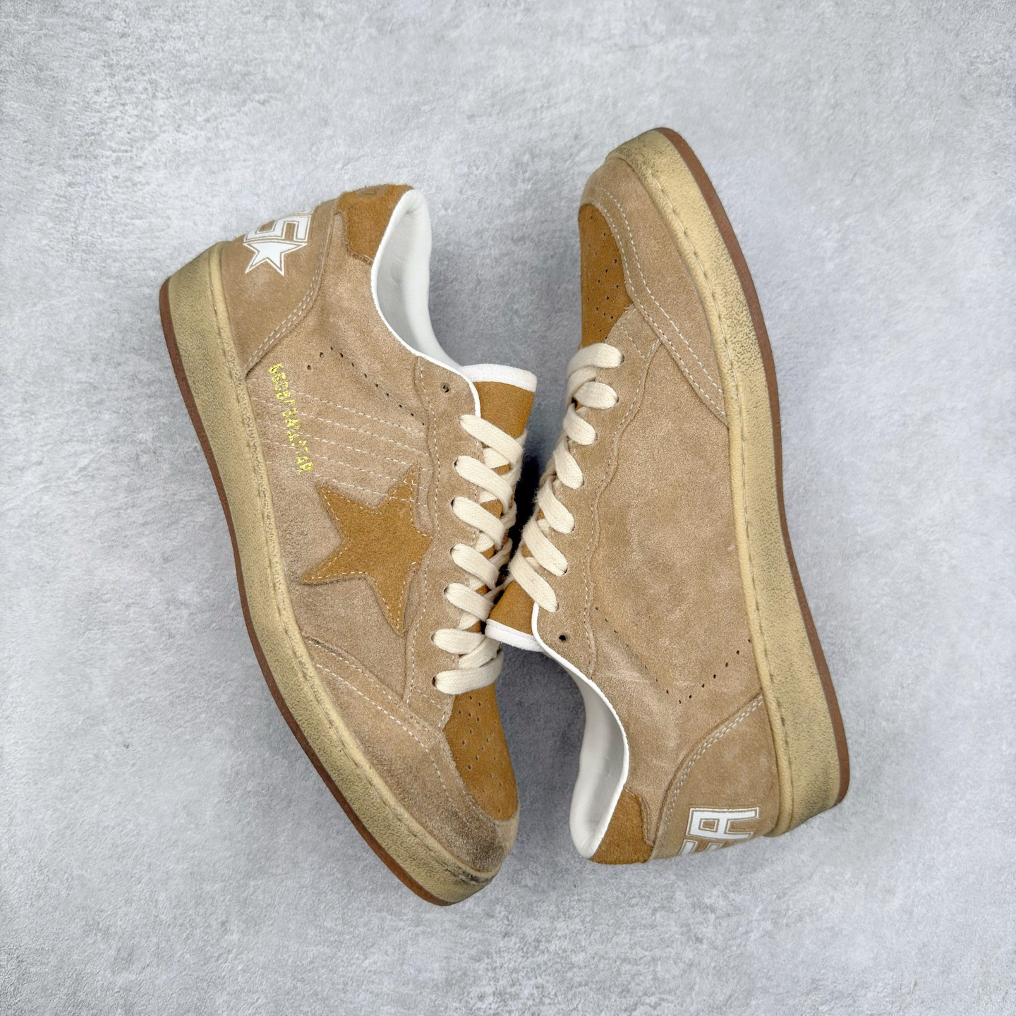 图片[3]-＃纯原 Golden Goose Super-Star GGDB 小脏鞋休闲时尚板鞋 设计有一种不修边幅的酷感 特意做旧彰显自由随性 百搭无挑剔 订制高端柔软皮革 纯手工制作压印Logo 手工刷洗上色打蜡 确保每一双鞋子的独一无二不管是版型还是材料和质感都已经大幅度的超越同市场其它版本 Super-Star运动鞋是Golden Goose的常绿植物 由于使用了创新的材料和饰面 它在每个季节都伴随着其系列 这款牛皮皮革模型的鞋跟饰有黑色皮革鞋跟 绒面革GGDB星星和金属宇样 标志性的复古外观 尺码：35/45-选品中心