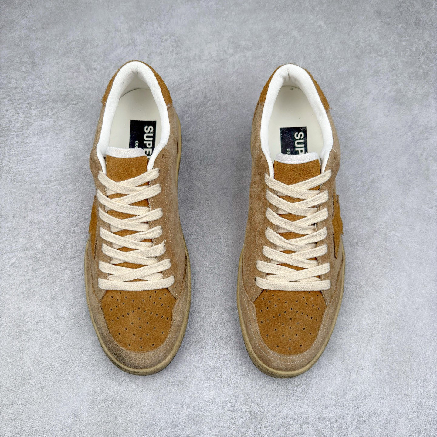 图片[2]-＃纯原 Golden Goose Super-Star GGDB 小脏鞋休闲时尚板鞋 设计有一种不修边幅的酷感 特意做旧彰显自由随性 百搭无挑剔 订制高端柔软皮革 纯手工制作压印Logo 手工刷洗上色打蜡 确保每一双鞋子的独一无二不管是版型还是材料和质感都已经大幅度的超越同市场其它版本 Super-Star运动鞋是Golden Goose的常绿植物 由于使用了创新的材料和饰面 它在每个季节都伴随着其系列 这款牛皮皮革模型的鞋跟饰有黑色皮革鞋跟 绒面革GGDB星星和金属宇样 标志性的复古外观 尺码：35/45-选品中心