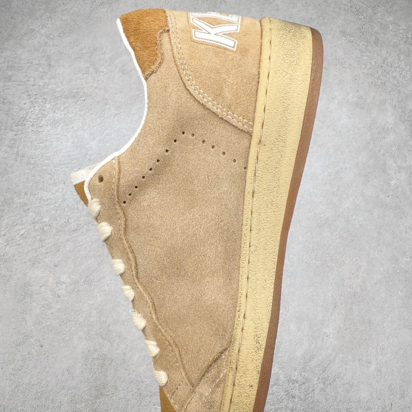 图片[7]-＃纯原 Golden Goose Super-Star GGDB 小脏鞋休闲时尚板鞋 设计有一种不修边幅的酷感 特意做旧彰显自由随性 百搭无挑剔 订制高端柔软皮革 纯手工制作压印Logo 手工刷洗上色打蜡 确保每一双鞋子的独一无二不管是版型还是材料和质感都已经大幅度的超越同市场其它版本 Super-Star运动鞋是Golden Goose的常绿植物 由于使用了创新的材料和饰面 它在每个季节都伴随着其系列 这款牛皮皮革模型的鞋跟饰有黑色皮革鞋跟 绒面革GGDB星星和金属宇样 标志性的复古外观 尺码：35/45-选品中心