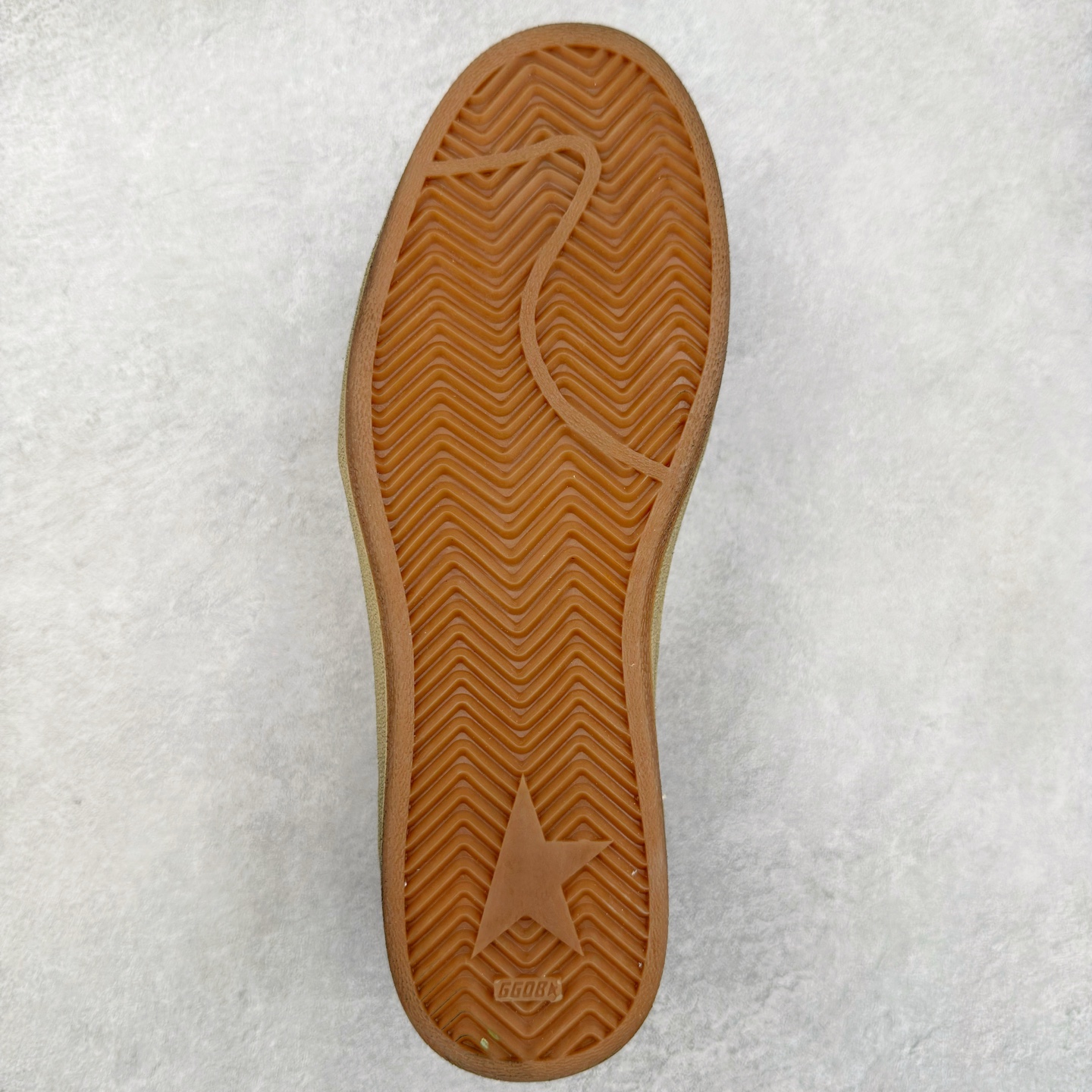 图片[9]-＃纯原 Golden Goose Super-Star GGDB 小脏鞋休闲时尚板鞋 设计有一种不修边幅的酷感 特意做旧彰显自由随性 百搭无挑剔 订制高端柔软皮革 纯手工制作压印Logo 手工刷洗上色打蜡 确保每一双鞋子的独一无二不管是版型还是材料和质感都已经大幅度的超越同市场其它版本 Super-Star运动鞋是Golden Goose的常绿植物 由于使用了创新的材料和饰面 它在每个季节都伴随着其系列 这款牛皮皮革模型的鞋跟饰有黑色皮革鞋跟 绒面革GGDB星星和金属宇样 标志性的复古外观 尺码：35/45-选品中心