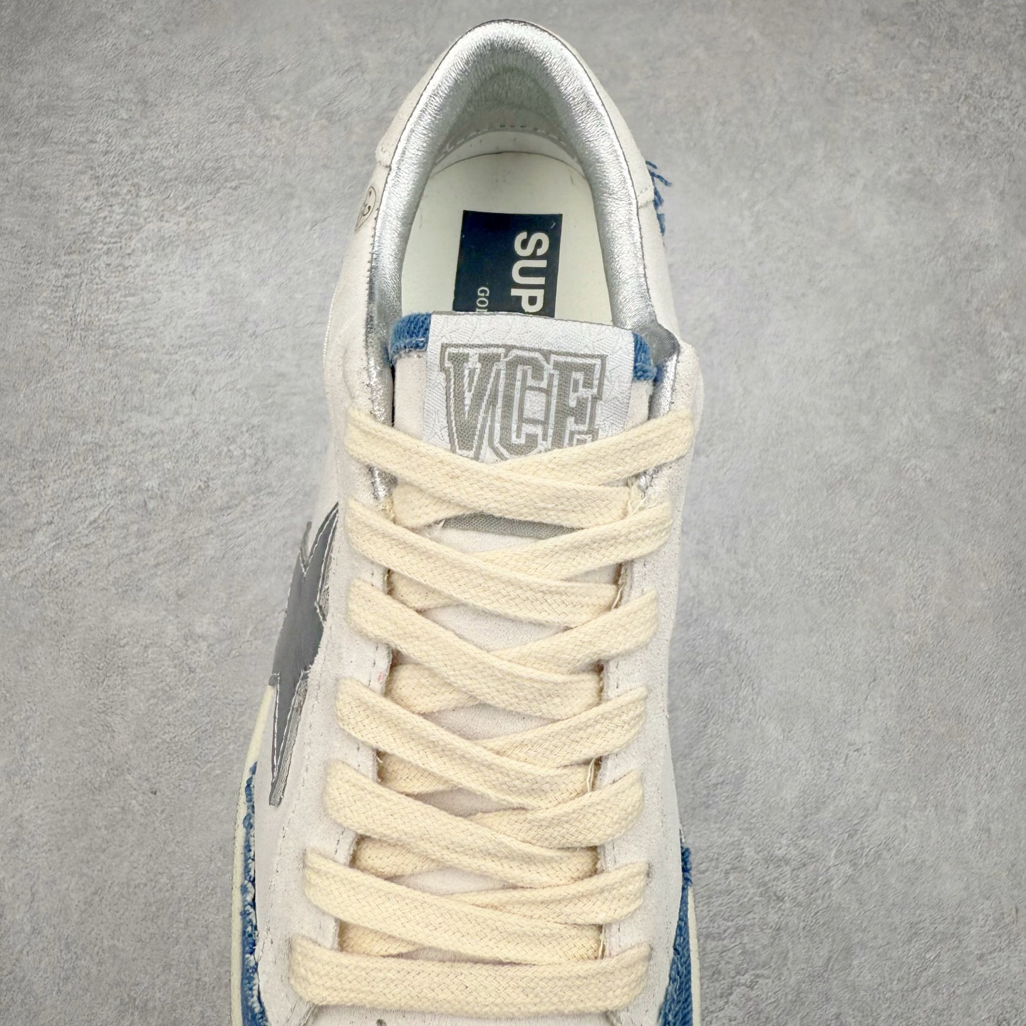 图片[5]-＃纯原 Golden Goose Super-Star GGDB 小脏鞋休闲时尚板鞋 设计有一种不修边幅的酷感 特意做旧彰显自由随性 百搭无挑剔 订制高端柔软皮革 纯手工制作压印Logo 手工刷洗上色打蜡 确保每一双鞋子的独一无二不管是版型还是材料和质感都已经大幅度的超越同市场其它版本 Super-Star运动鞋是Golden Goose的常绿植物 由于使用了创新的材料和饰面 它在每个季节都伴随着其系列 这款牛皮皮革模型的鞋跟饰有黑色皮革鞋跟 绒面革GGDB星星和金属宇样 标志性的复古外观 尺码：35/45-选品中心