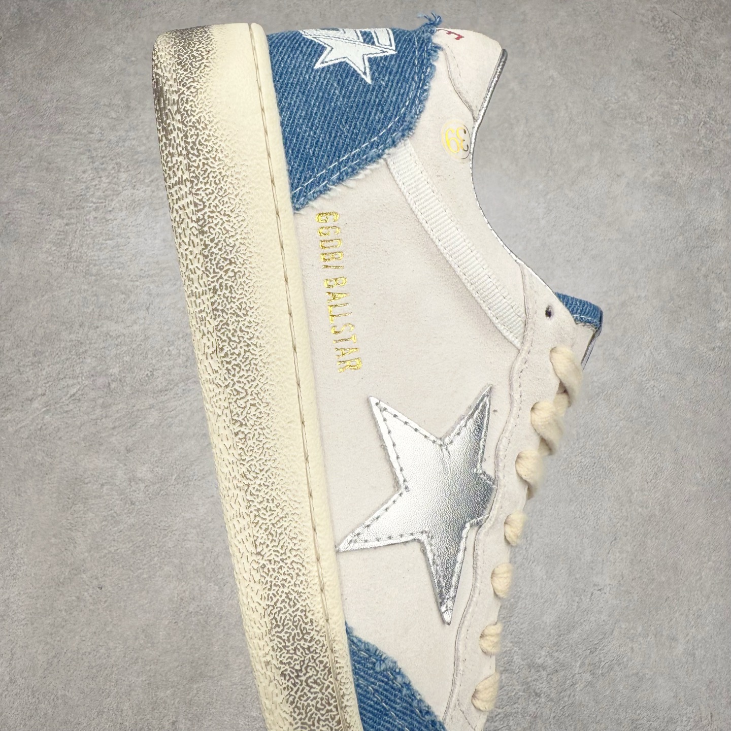 图片[6]-＃纯原 Golden Goose Super-Star GGDB 小脏鞋休闲时尚板鞋 设计有一种不修边幅的酷感 特意做旧彰显自由随性 百搭无挑剔 订制高端柔软皮革 纯手工制作压印Logo 手工刷洗上色打蜡 确保每一双鞋子的独一无二不管是版型还是材料和质感都已经大幅度的超越同市场其它版本 Super-Star运动鞋是Golden Goose的常绿植物 由于使用了创新的材料和饰面 它在每个季节都伴随着其系列 这款牛皮皮革模型的鞋跟饰有黑色皮革鞋跟 绒面革GGDB星星和金属宇样 标志性的复古外观 尺码：35/45-选品中心