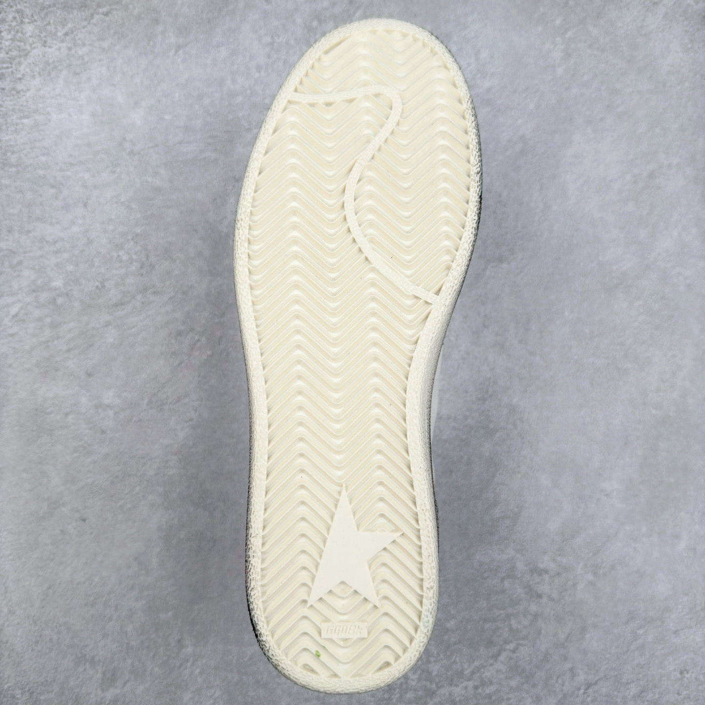 图片[9]-＃纯原 Golden Goose Super-Star GGDB 小脏鞋休闲时尚板鞋 设计有一种不修边幅的酷感 特意做旧彰显自由随性 百搭无挑剔 订制高端柔软皮革 纯手工制作压印Logo 手工刷洗上色打蜡 确保每一双鞋子的独一无二不管是版型还是材料和质感都已经大幅度的超越同市场其它版本 Super-Star运动鞋是Golden Goose的常绿植物 由于使用了创新的材料和饰面 它在每个季节都伴随着其系列 这款牛皮皮革模型的鞋跟饰有黑色皮革鞋跟 绒面革GGDB星星和金属宇样 标志性的复古外观 尺码：35/45-选品中心