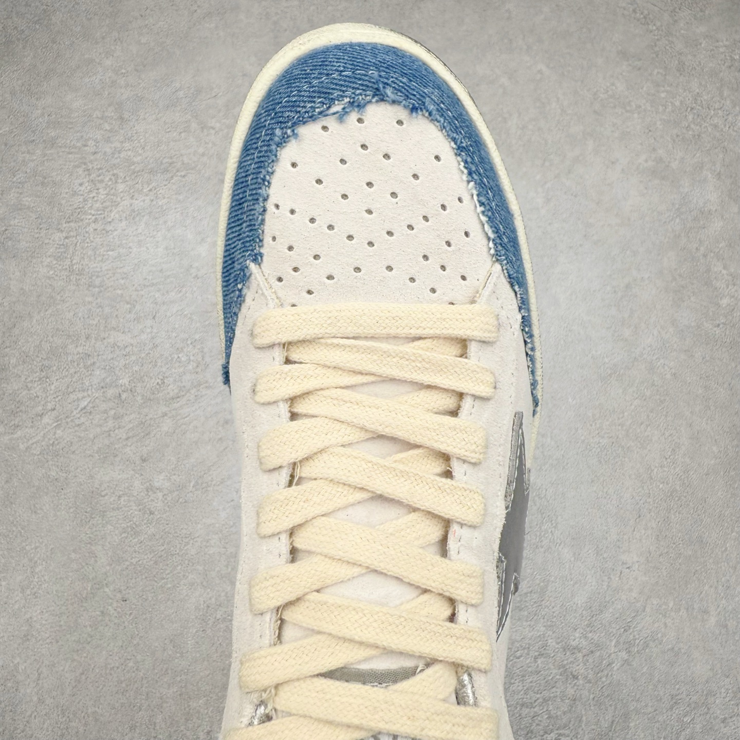 图片[4]-＃纯原 Golden Goose Super-Star GGDB 小脏鞋休闲时尚板鞋 设计有一种不修边幅的酷感 特意做旧彰显自由随性 百搭无挑剔 订制高端柔软皮革 纯手工制作压印Logo 手工刷洗上色打蜡 确保每一双鞋子的独一无二不管是版型还是材料和质感都已经大幅度的超越同市场其它版本 Super-Star运动鞋是Golden Goose的常绿植物 由于使用了创新的材料和饰面 它在每个季节都伴随着其系列 这款牛皮皮革模型的鞋跟饰有黑色皮革鞋跟 绒面革GGDB星星和金属宇样 标志性的复古外观 尺码：35/45-选品中心