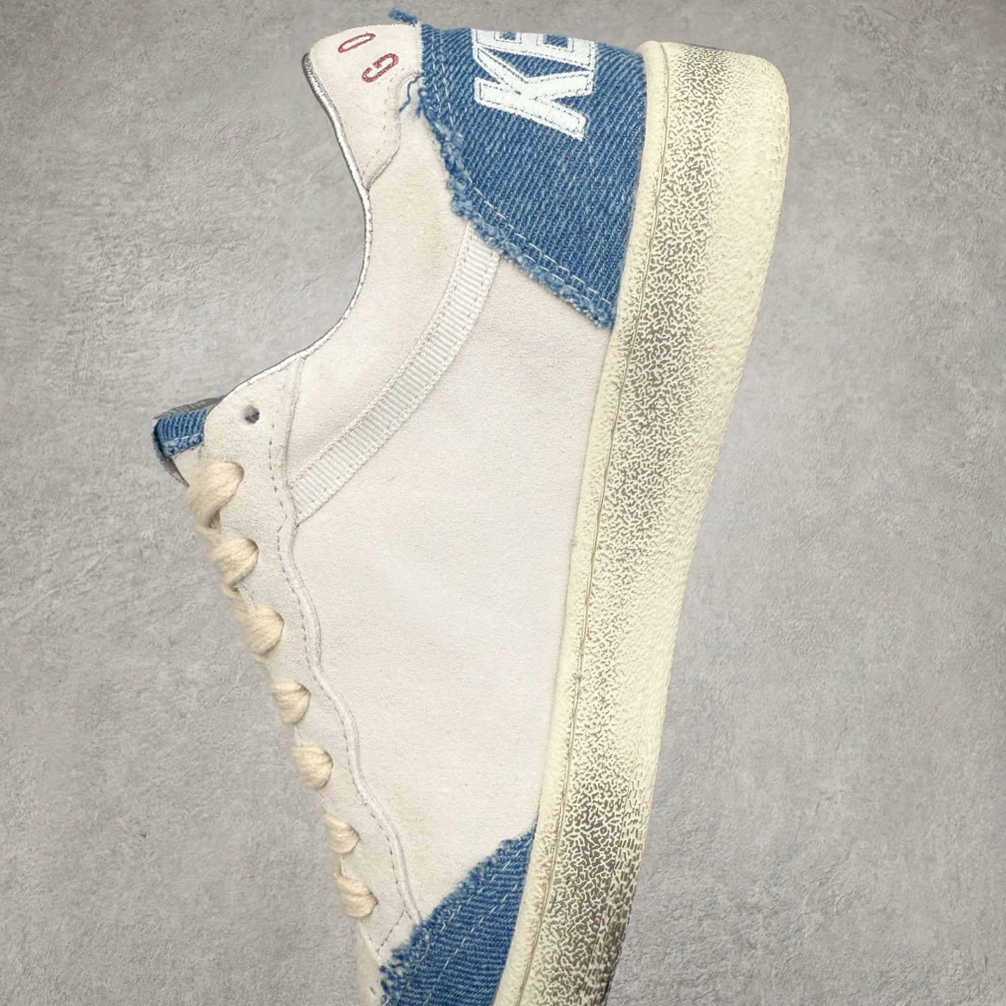 图片[7]-＃纯原 Golden Goose Super-Star GGDB 小脏鞋休闲时尚板鞋 设计有一种不修边幅的酷感 特意做旧彰显自由随性 百搭无挑剔 订制高端柔软皮革 纯手工制作压印Logo 手工刷洗上色打蜡 确保每一双鞋子的独一无二不管是版型还是材料和质感都已经大幅度的超越同市场其它版本 Super-Star运动鞋是Golden Goose的常绿植物 由于使用了创新的材料和饰面 它在每个季节都伴随着其系列 这款牛皮皮革模型的鞋跟饰有黑色皮革鞋跟 绒面革GGDB星星和金属宇样 标志性的复古外观 尺码：35/45-选品中心