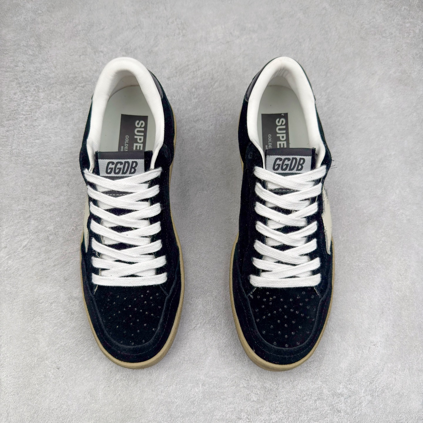 图片[2]-＃纯原 Golden Goose Super-Star GGDB 小脏鞋休闲时尚板鞋 设计有一种不修边幅的酷感 特意做旧彰显自由随性 百搭无挑剔 订制高端柔软皮革 纯手工制作压印Logo 手工刷洗上色打蜡 确保每一双鞋子的独一无二不管是版型还是材料和质感都已经大幅度的超越同市场其它版本 Super-Star运动鞋是Golden Goose的常绿植物 由于使用了创新的材料和饰面 它在每个季节都伴随着其系列 这款牛皮皮革模型的鞋跟饰有黑色皮革鞋跟 绒面革GGDB星星和金属宇样 标志性的复古外观 尺码：35/45-选品中心