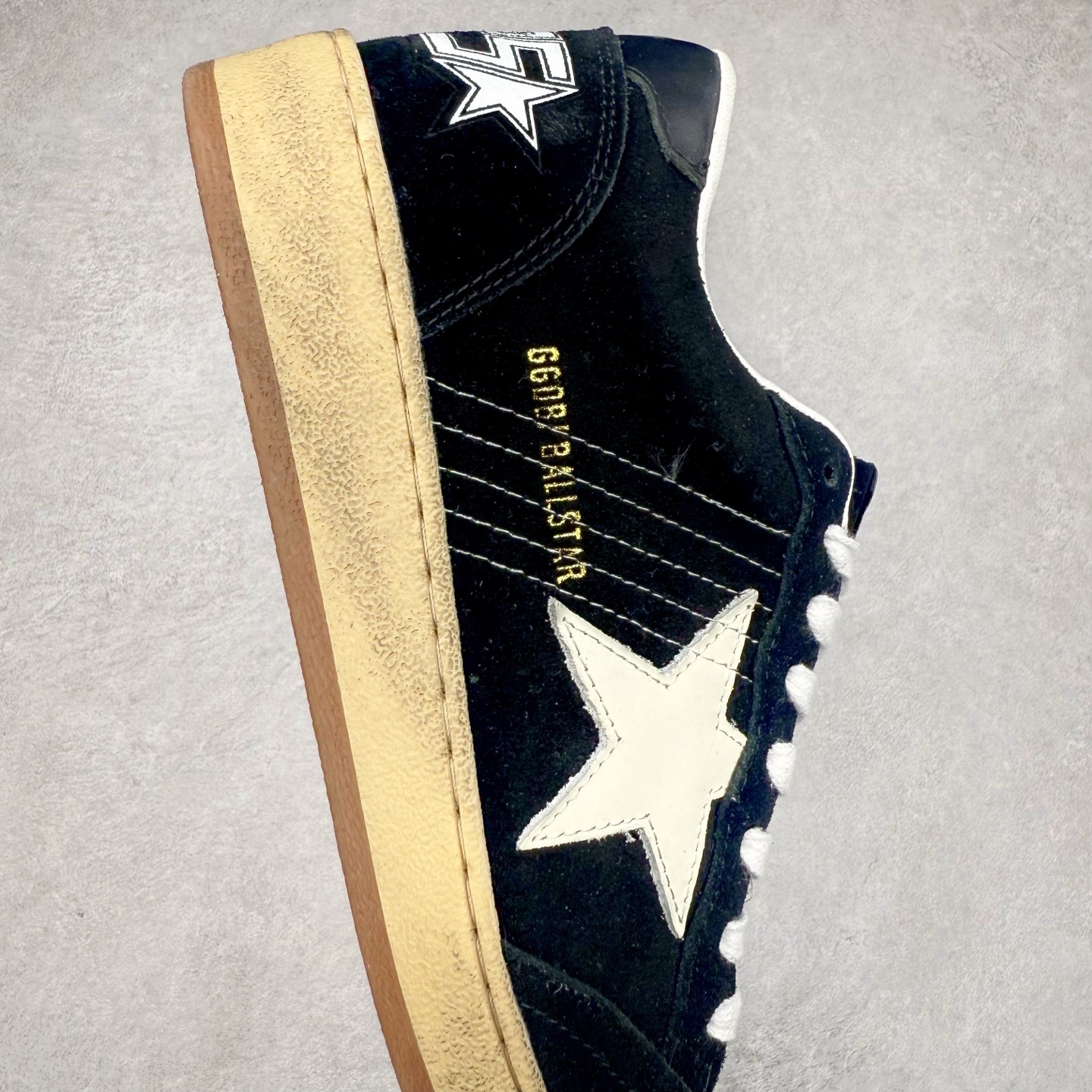 图片[6]-＃纯原 Golden Goose Super-Star GGDB 小脏鞋休闲时尚板鞋 设计有一种不修边幅的酷感 特意做旧彰显自由随性 百搭无挑剔 订制高端柔软皮革 纯手工制作压印Logo 手工刷洗上色打蜡 确保每一双鞋子的独一无二不管是版型还是材料和质感都已经大幅度的超越同市场其它版本 Super-Star运动鞋是Golden Goose的常绿植物 由于使用了创新的材料和饰面 它在每个季节都伴随着其系列 这款牛皮皮革模型的鞋跟饰有黑色皮革鞋跟 绒面革GGDB星星和金属宇样 标志性的复古外观 尺码：35/45-选品中心