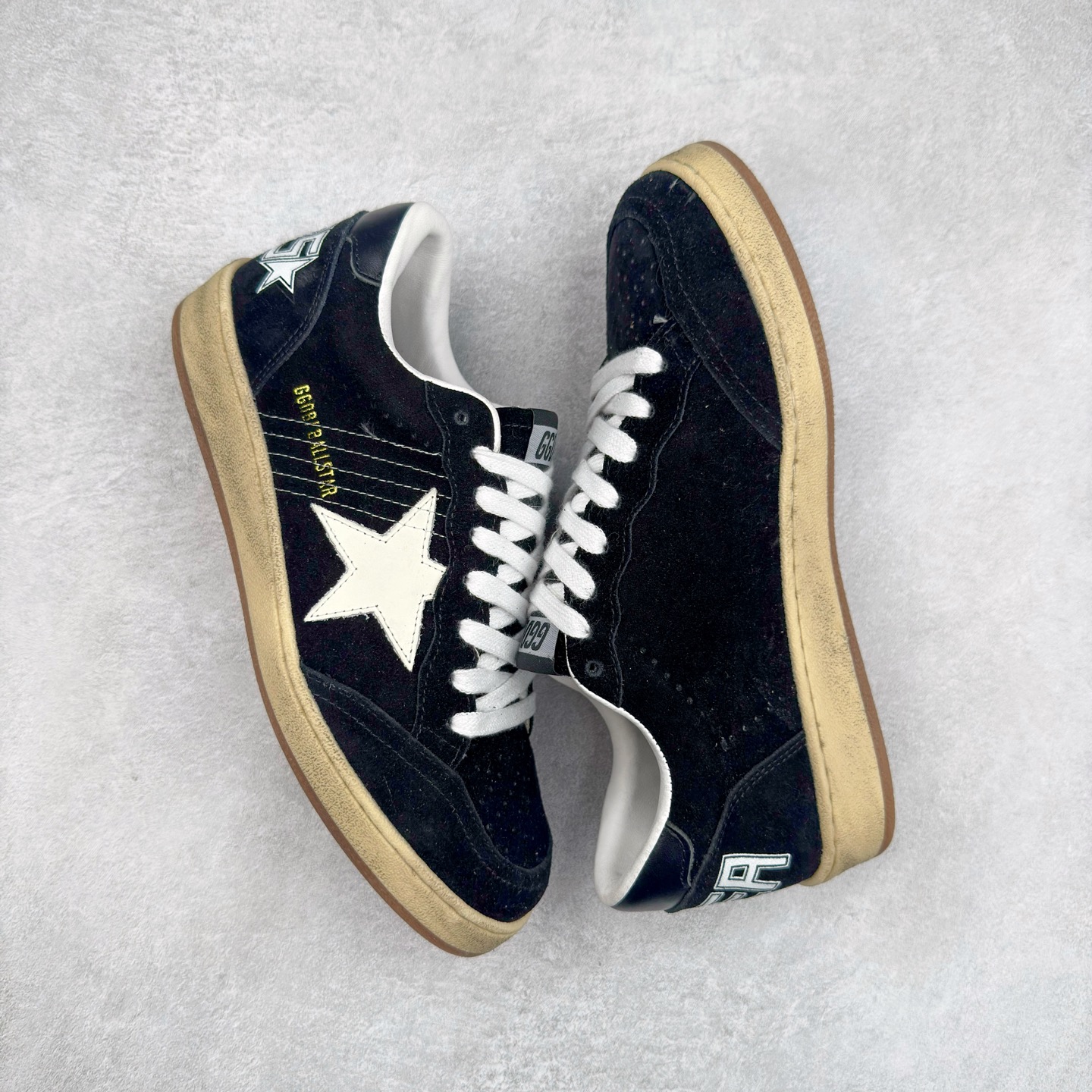 图片[3]-＃纯原 Golden Goose Super-Star GGDB 小脏鞋休闲时尚板鞋 设计有一种不修边幅的酷感 特意做旧彰显自由随性 百搭无挑剔 订制高端柔软皮革 纯手工制作压印Logo 手工刷洗上色打蜡 确保每一双鞋子的独一无二不管是版型还是材料和质感都已经大幅度的超越同市场其它版本 Super-Star运动鞋是Golden Goose的常绿植物 由于使用了创新的材料和饰面 它在每个季节都伴随着其系列 这款牛皮皮革模型的鞋跟饰有黑色皮革鞋跟 绒面革GGDB星星和金属宇样 标志性的复古外观 尺码：35/45-选品中心