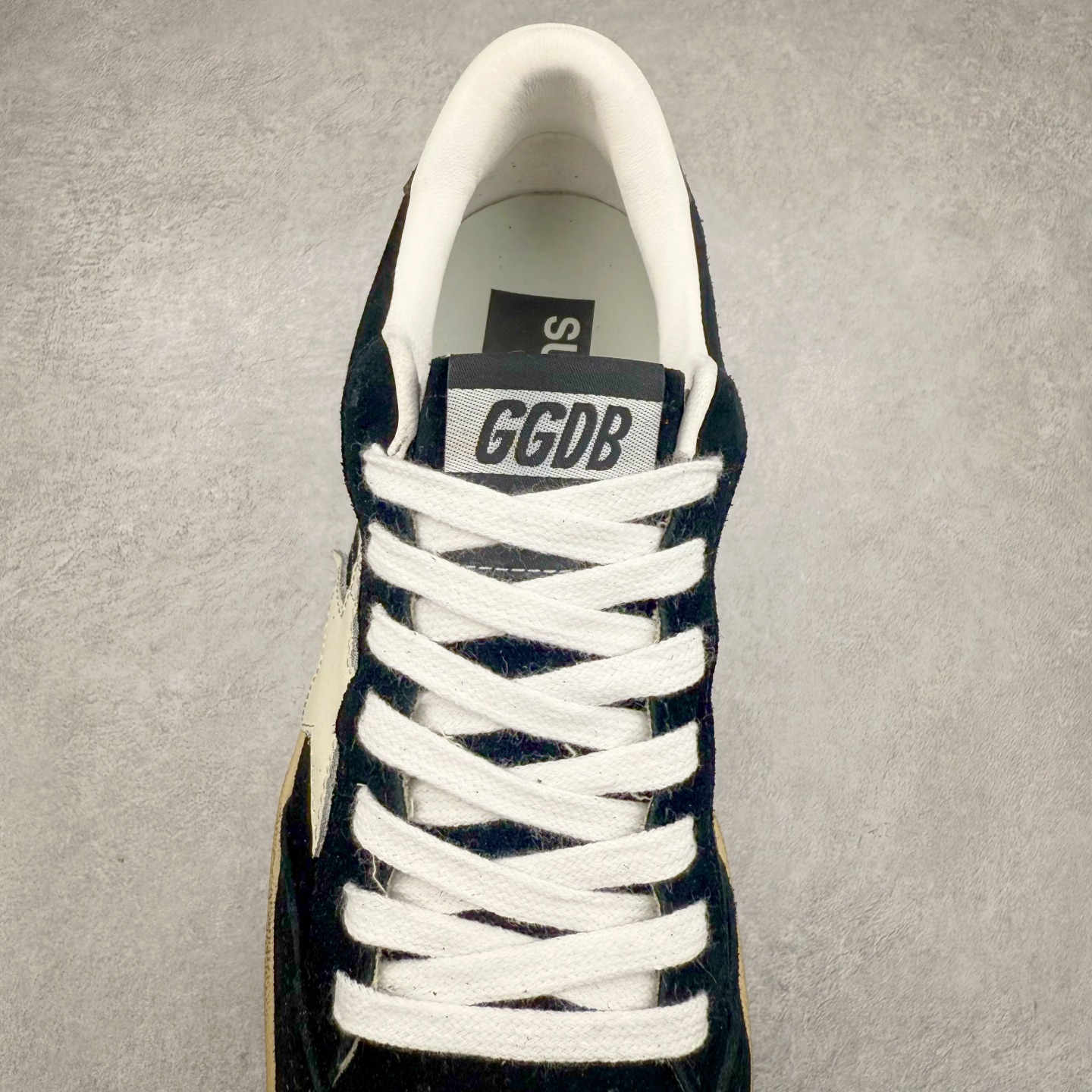 图片[5]-＃纯原 Golden Goose Super-Star GGDB 小脏鞋休闲时尚板鞋 设计有一种不修边幅的酷感 特意做旧彰显自由随性 百搭无挑剔 订制高端柔软皮革 纯手工制作压印Logo 手工刷洗上色打蜡 确保每一双鞋子的独一无二不管是版型还是材料和质感都已经大幅度的超越同市场其它版本 Super-Star运动鞋是Golden Goose的常绿植物 由于使用了创新的材料和饰面 它在每个季节都伴随着其系列 这款牛皮皮革模型的鞋跟饰有黑色皮革鞋跟 绒面革GGDB星星和金属宇样 标志性的复古外观 尺码：35/45-选品中心