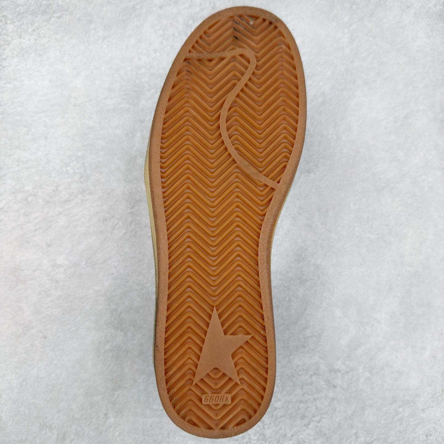 图片[9]-＃纯原 Golden Goose Super-Star GGDB 小脏鞋休闲时尚板鞋 设计有一种不修边幅的酷感 特意做旧彰显自由随性 百搭无挑剔 订制高端柔软皮革 纯手工制作压印Logo 手工刷洗上色打蜡 确保每一双鞋子的独一无二不管是版型还是材料和质感都已经大幅度的超越同市场其它版本 Super-Star运动鞋是Golden Goose的常绿植物 由于使用了创新的材料和饰面 它在每个季节都伴随着其系列 这款牛皮皮革模型的鞋跟饰有黑色皮革鞋跟 绒面革GGDB星星和金属宇样 标志性的复古外观 尺码：35/45-选品中心