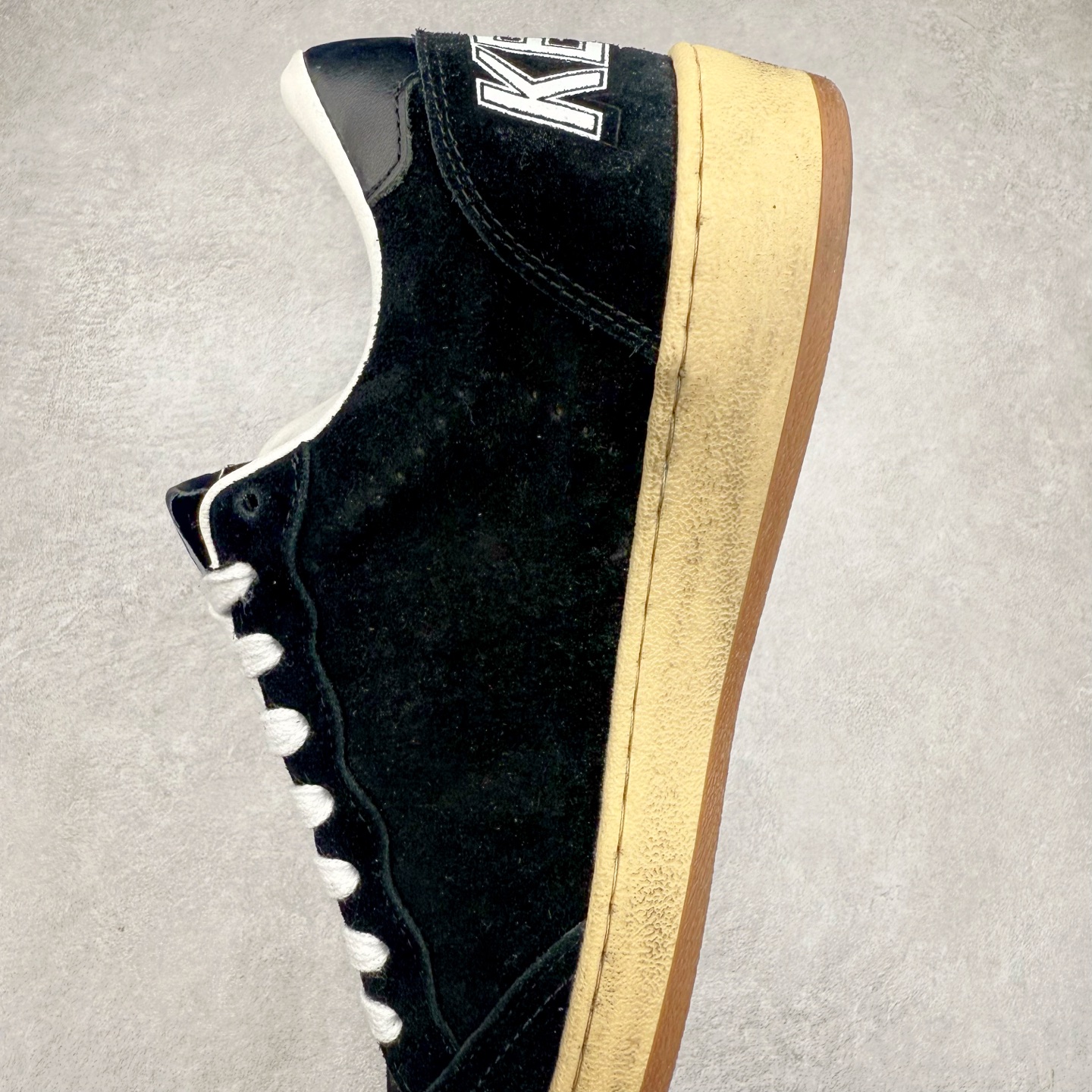 图片[7]-＃纯原 Golden Goose Super-Star GGDB 小脏鞋休闲时尚板鞋 设计有一种不修边幅的酷感 特意做旧彰显自由随性 百搭无挑剔 订制高端柔软皮革 纯手工制作压印Logo 手工刷洗上色打蜡 确保每一双鞋子的独一无二不管是版型还是材料和质感都已经大幅度的超越同市场其它版本 Super-Star运动鞋是Golden Goose的常绿植物 由于使用了创新的材料和饰面 它在每个季节都伴随着其系列 这款牛皮皮革模型的鞋跟饰有黑色皮革鞋跟 绒面革GGDB星星和金属宇样 标志性的复古外观 尺码：35/45-选品中心