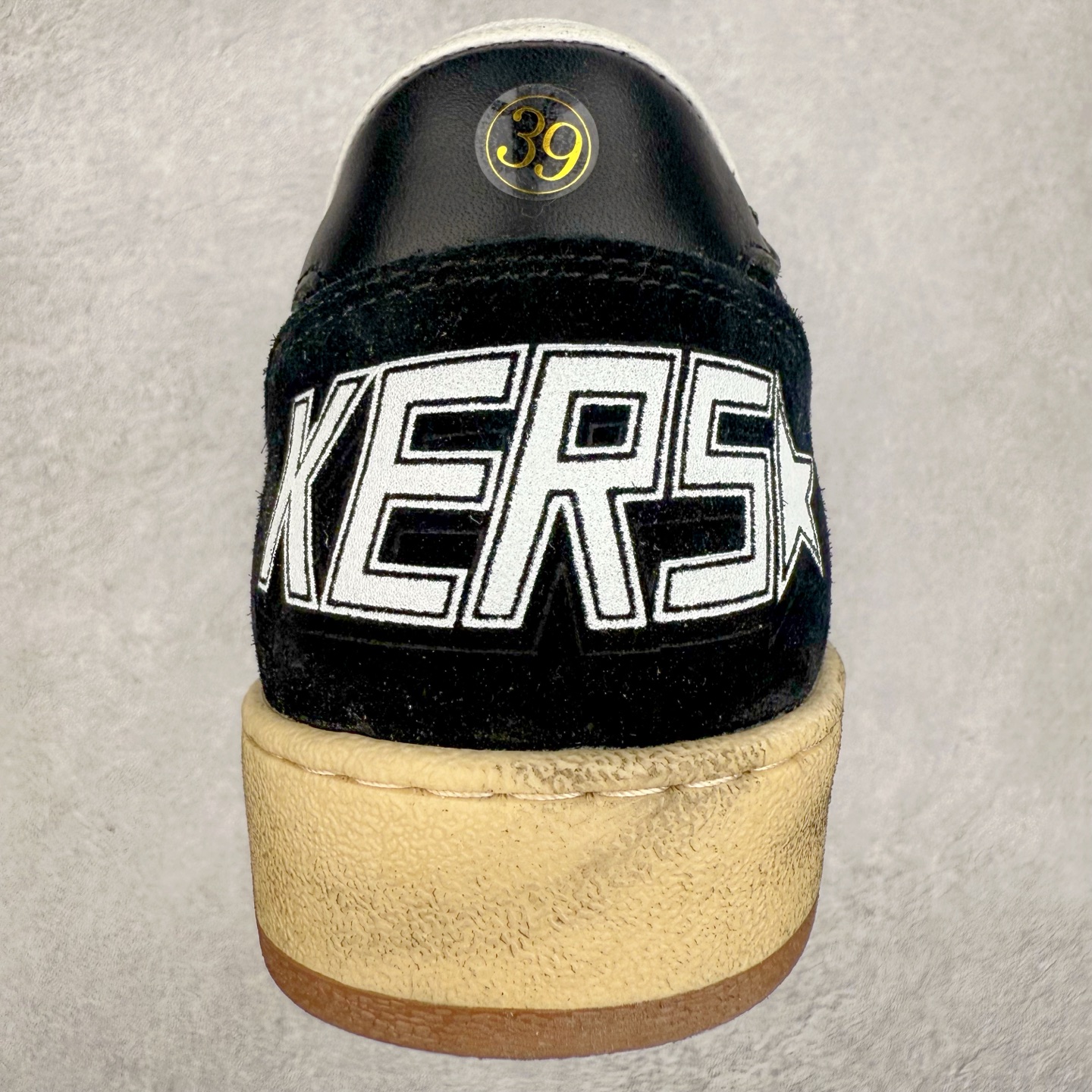 图片[8]-＃纯原 Golden Goose Super-Star GGDB 小脏鞋休闲时尚板鞋 设计有一种不修边幅的酷感 特意做旧彰显自由随性 百搭无挑剔 订制高端柔软皮革 纯手工制作压印Logo 手工刷洗上色打蜡 确保每一双鞋子的独一无二不管是版型还是材料和质感都已经大幅度的超越同市场其它版本 Super-Star运动鞋是Golden Goose的常绿植物 由于使用了创新的材料和饰面 它在每个季节都伴随着其系列 这款牛皮皮革模型的鞋跟饰有黑色皮革鞋跟 绒面革GGDB星星和金属宇样 标志性的复古外观 尺码：35/45-选品中心