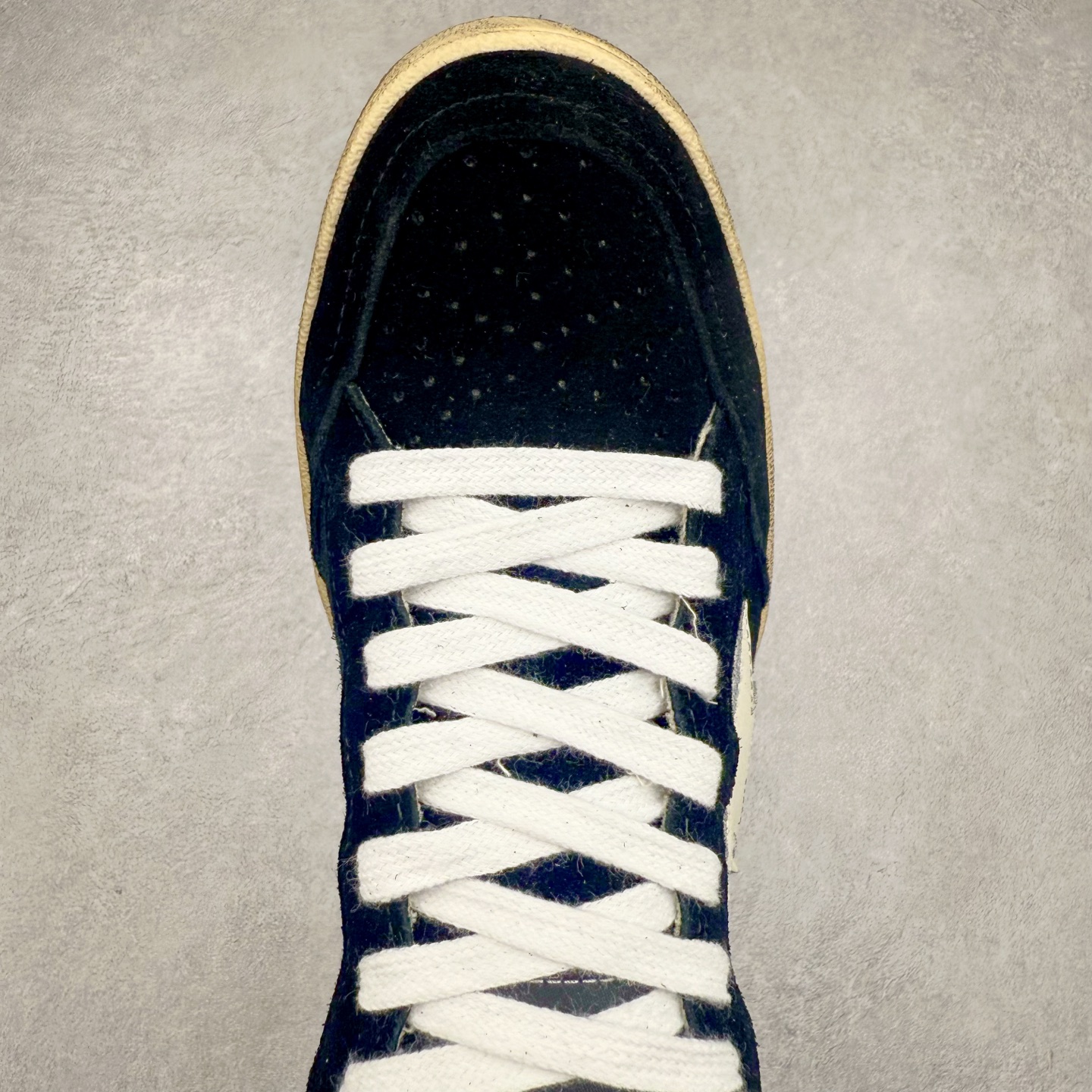 图片[4]-＃纯原 Golden Goose Super-Star GGDB 小脏鞋休闲时尚板鞋 设计有一种不修边幅的酷感 特意做旧彰显自由随性 百搭无挑剔 订制高端柔软皮革 纯手工制作压印Logo 手工刷洗上色打蜡 确保每一双鞋子的独一无二不管是版型还是材料和质感都已经大幅度的超越同市场其它版本 Super-Star运动鞋是Golden Goose的常绿植物 由于使用了创新的材料和饰面 它在每个季节都伴随着其系列 这款牛皮皮革模型的鞋跟饰有黑色皮革鞋跟 绒面革GGDB星星和金属宇样 标志性的复古外观 尺码：35/45-选品中心