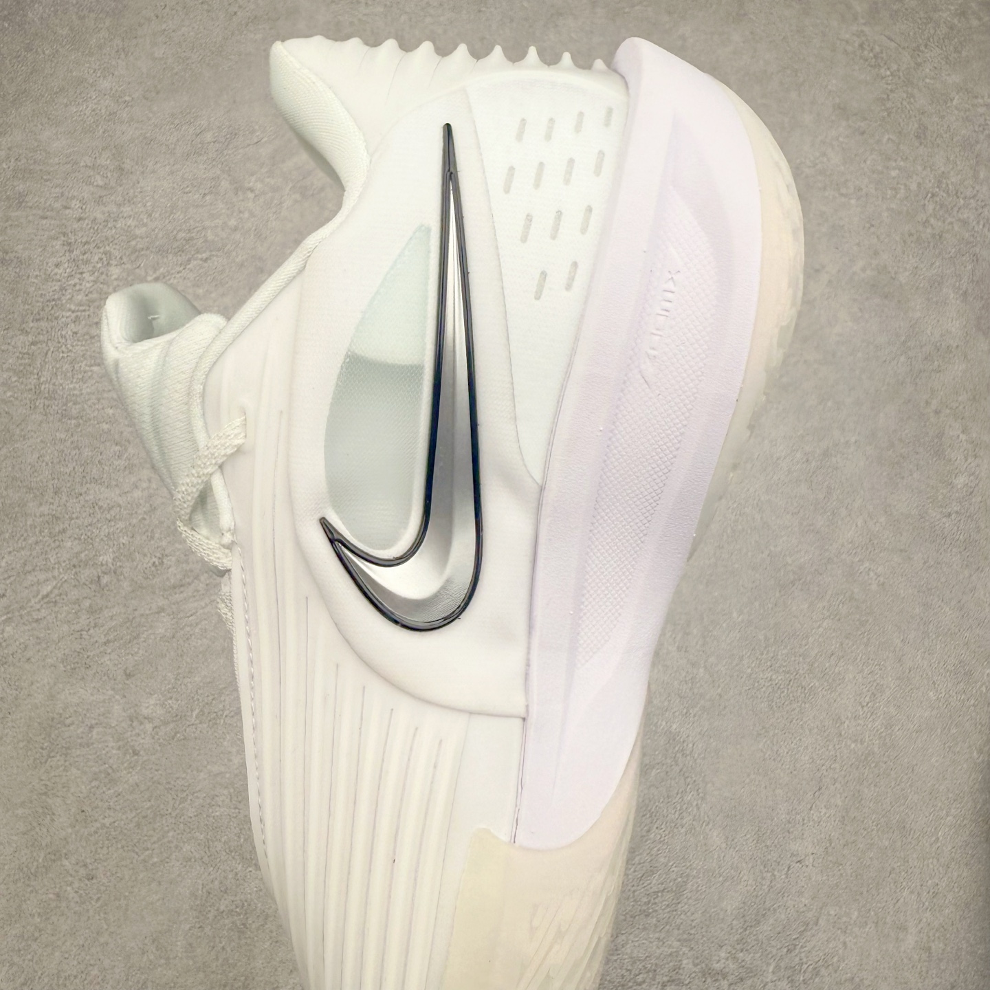 图片[7]-NK G.T. Cut 3.0 Trubo EP GT3代实战篮球鞋 HV9919-101 该鞋款采用出众回弹设计 为切入、转向和移步篮筐提供出色的能量回馈 回弹性能带来弹力充沛的迈步体验 助你爆发疾速 全掌型 ZoomX 泡绵 缔造弹力出众的轻盈迈步体验 助你在比赛升温时能够急速快攻 驰骋全场 鞋面绳线与鞋带相结合 有助稳固前足 后跟搭配加垫鞋口 为脚踝营造舒适稳固感受 全掌型 ZoomX 泡绵 能够带来出众的能量回馈 前足外侧采用精巧塑料覆面 在瞬间爆发时提供稳固脚感 尺码：39 40 40.5 41 42 42.5 43 44 44.5 45 46-选品中心