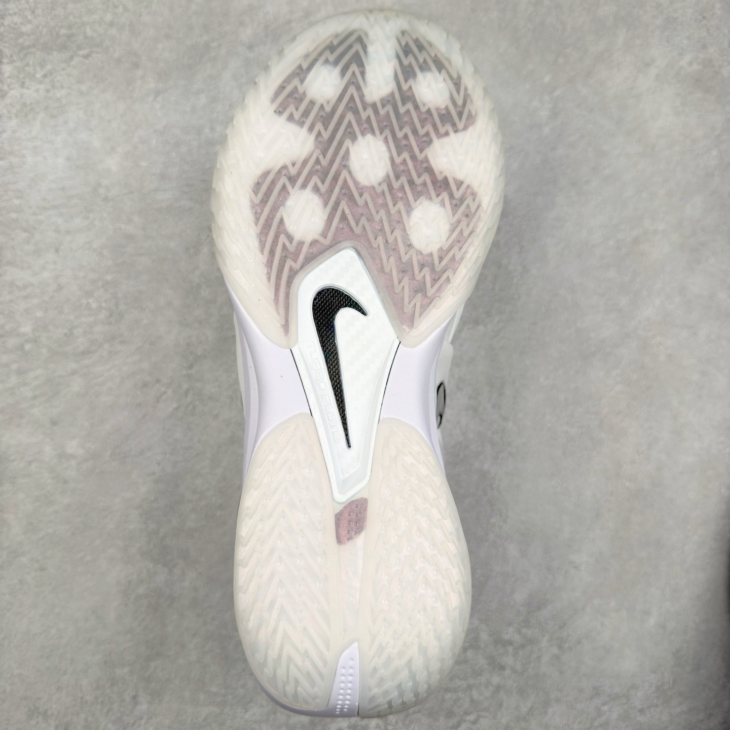 图片[9]-NK G.T. Cut 3.0 Trubo EP GT3代实战篮球鞋 HV9919-101 该鞋款采用出众回弹设计 为切入、转向和移步篮筐提供出色的能量回馈 回弹性能带来弹力充沛的迈步体验 助你爆发疾速 全掌型 ZoomX 泡绵 缔造弹力出众的轻盈迈步体验 助你在比赛升温时能够急速快攻 驰骋全场 鞋面绳线与鞋带相结合 有助稳固前足 后跟搭配加垫鞋口 为脚踝营造舒适稳固感受 全掌型 ZoomX 泡绵 能够带来出众的能量回馈 前足外侧采用精巧塑料覆面 在瞬间爆发时提供稳固脚感 尺码：39 40 40.5 41 42 42.5 43 44 44.5 45 46-选品中心