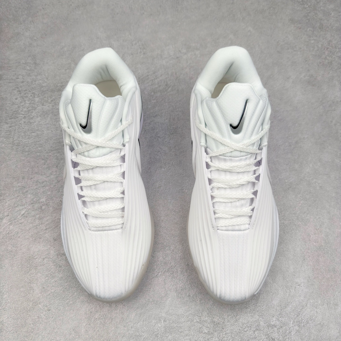 图片[2]-NK G.T. Cut 3.0 Trubo EP GT3代实战篮球鞋 HV9919-101 该鞋款采用出众回弹设计 为切入、转向和移步篮筐提供出色的能量回馈 回弹性能带来弹力充沛的迈步体验 助你爆发疾速 全掌型 ZoomX 泡绵 缔造弹力出众的轻盈迈步体验 助你在比赛升温时能够急速快攻 驰骋全场 鞋面绳线与鞋带相结合 有助稳固前足 后跟搭配加垫鞋口 为脚踝营造舒适稳固感受 全掌型 ZoomX 泡绵 能够带来出众的能量回馈 前足外侧采用精巧塑料覆面 在瞬间爆发时提供稳固脚感 尺码：39 40 40.5 41 42 42.5 43 44 44.5 45 46-选品中心