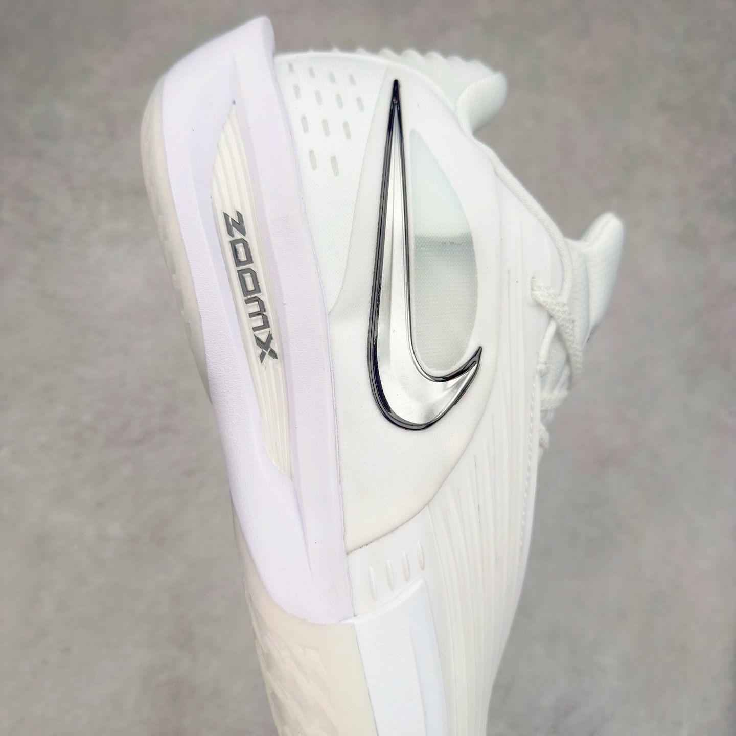 图片[6]-NK G.T. Cut 3.0 Trubo EP GT3代实战篮球鞋 HV9919-101 该鞋款采用出众回弹设计 为切入、转向和移步篮筐提供出色的能量回馈 回弹性能带来弹力充沛的迈步体验 助你爆发疾速 全掌型 ZoomX 泡绵 缔造弹力出众的轻盈迈步体验 助你在比赛升温时能够急速快攻 驰骋全场 鞋面绳线与鞋带相结合 有助稳固前足 后跟搭配加垫鞋口 为脚踝营造舒适稳固感受 全掌型 ZoomX 泡绵 能够带来出众的能量回馈 前足外侧采用精巧塑料覆面 在瞬间爆发时提供稳固脚感 尺码：39 40 40.5 41 42 42.5 43 44 44.5 45 46-选品中心