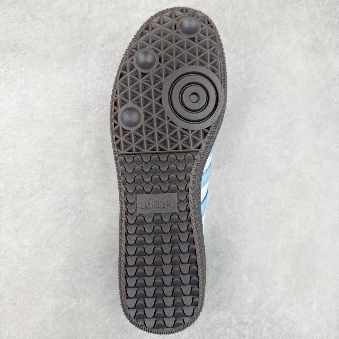 图片[9]-AD Original Samba OG 复古经典轻便板鞋 FW2413 这款桑巴鞋展示了高质量的工艺 带有装饰的超锁缝制和无缝的手感 柔软、柔软的皮革造型和标志性的3条纹完成了精致的外观 正规合身鞋带 鞋面上有绒面鞋垫 橡胶鞋底 享受正畸套筒软感 自50年代首次亮相以来就一直在赢得粉丝的青睐 尺码：36 36.5 37.5 38 38.5 39 40 40.5 41 42 42.5 43 44 44.5 45-选品中心