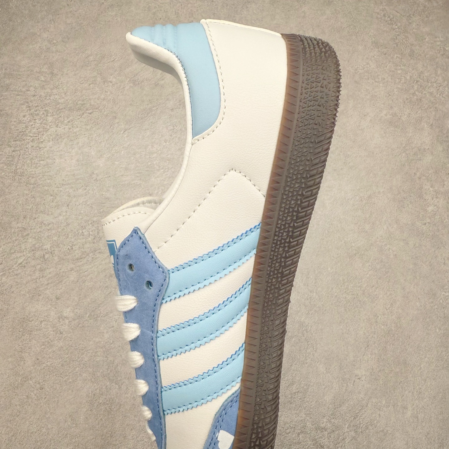 图片[7]-AD Original Samba OG 复古经典轻便板鞋 FW2413 这款桑巴鞋展示了高质量的工艺 带有装饰的超锁缝制和无缝的手感 柔软、柔软的皮革造型和标志性的3条纹完成了精致的外观 正规合身鞋带 鞋面上有绒面鞋垫 橡胶鞋底 享受正畸套筒软感 自50年代首次亮相以来就一直在赢得粉丝的青睐 尺码：36 36.5 37.5 38 38.5 39 40 40.5 41 42 42.5 43 44 44.5 45-选品中心