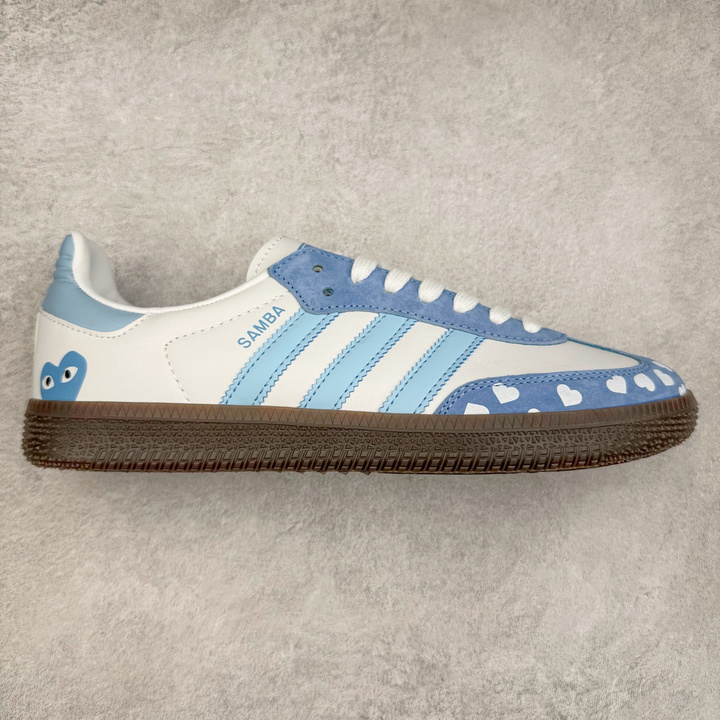 AD Original Samba OG 复古经典轻便板鞋 FW2413 这款桑巴鞋展示了高质量的工艺 带有装饰的超锁缝制和无缝的手感 柔软、柔软的皮革造型和标志性的3条纹完成了精致的外观 正规合身鞋带 鞋面上有绒面鞋垫 橡胶鞋底 享受正畸套筒软感 自50年代首次亮相以来就一直在赢得粉丝的青睐 尺码：36 36.5 37.5 38 38.5 39 40 40.5 41 42 42.5 43 44 44.5 45-选品中心