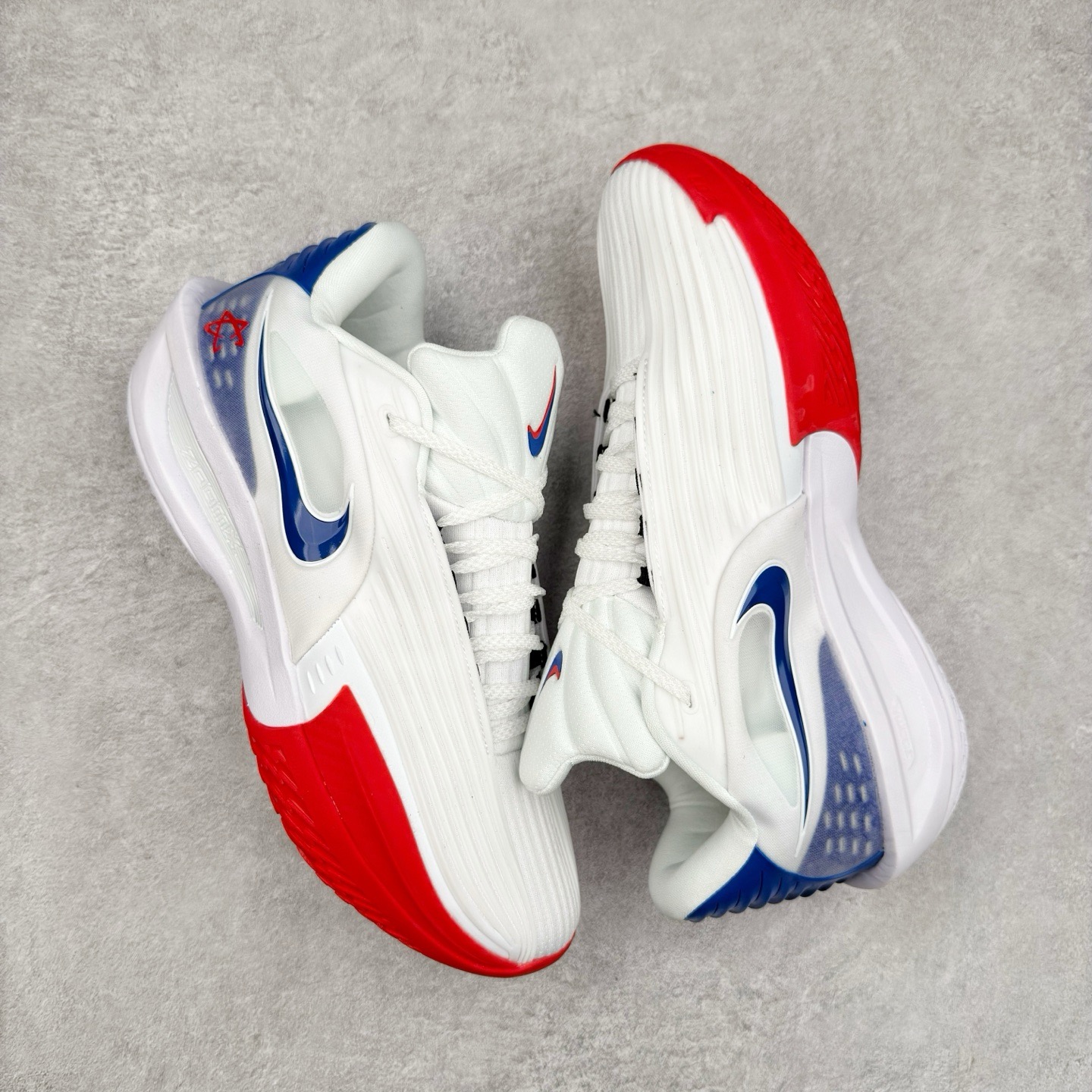 图片[2]-NK G.T. Cut 3.0 Trubo EP GT3代实战篮球鞋 HV9918-102 该鞋款采用出众回弹设计 为切入、转向和移步篮筐提供出色的能量回馈 回弹性能带来弹力充沛的迈步体验 助你爆发疾速 全掌型 ZoomX 泡绵 缔造弹力出众的轻盈迈步体验 助你在比赛升温时能够急速快攻 驰骋全场 鞋面绳线与鞋带相结合 有助稳固前足 后跟搭配加垫鞋口 为脚踝营造舒适稳固感受 全掌型 ZoomX 泡绵 能够带来出众的能量回馈 前足外侧采用精巧塑料覆面 在瞬间爆发时提供稳固脚感 尺码：39 40 40.5 41 42 42.5 43 44 44.5 45 46-选品中心