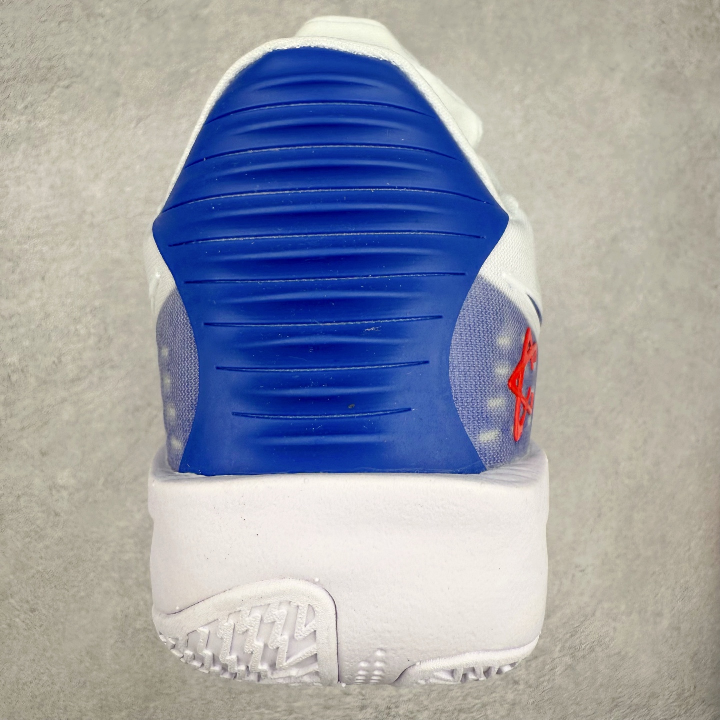 图片[7]-NK G.T. Cut 3.0 Trubo EP GT3代实战篮球鞋 HV9918-102 该鞋款采用出众回弹设计 为切入、转向和移步篮筐提供出色的能量回馈 回弹性能带来弹力充沛的迈步体验 助你爆发疾速 全掌型 ZoomX 泡绵 缔造弹力出众的轻盈迈步体验 助你在比赛升温时能够急速快攻 驰骋全场 鞋面绳线与鞋带相结合 有助稳固前足 后跟搭配加垫鞋口 为脚踝营造舒适稳固感受 全掌型 ZoomX 泡绵 能够带来出众的能量回馈 前足外侧采用精巧塑料覆面 在瞬间爆发时提供稳固脚感 尺码：39 40 40.5 41 42 42.5 43 44 44.5 45 46-选品中心