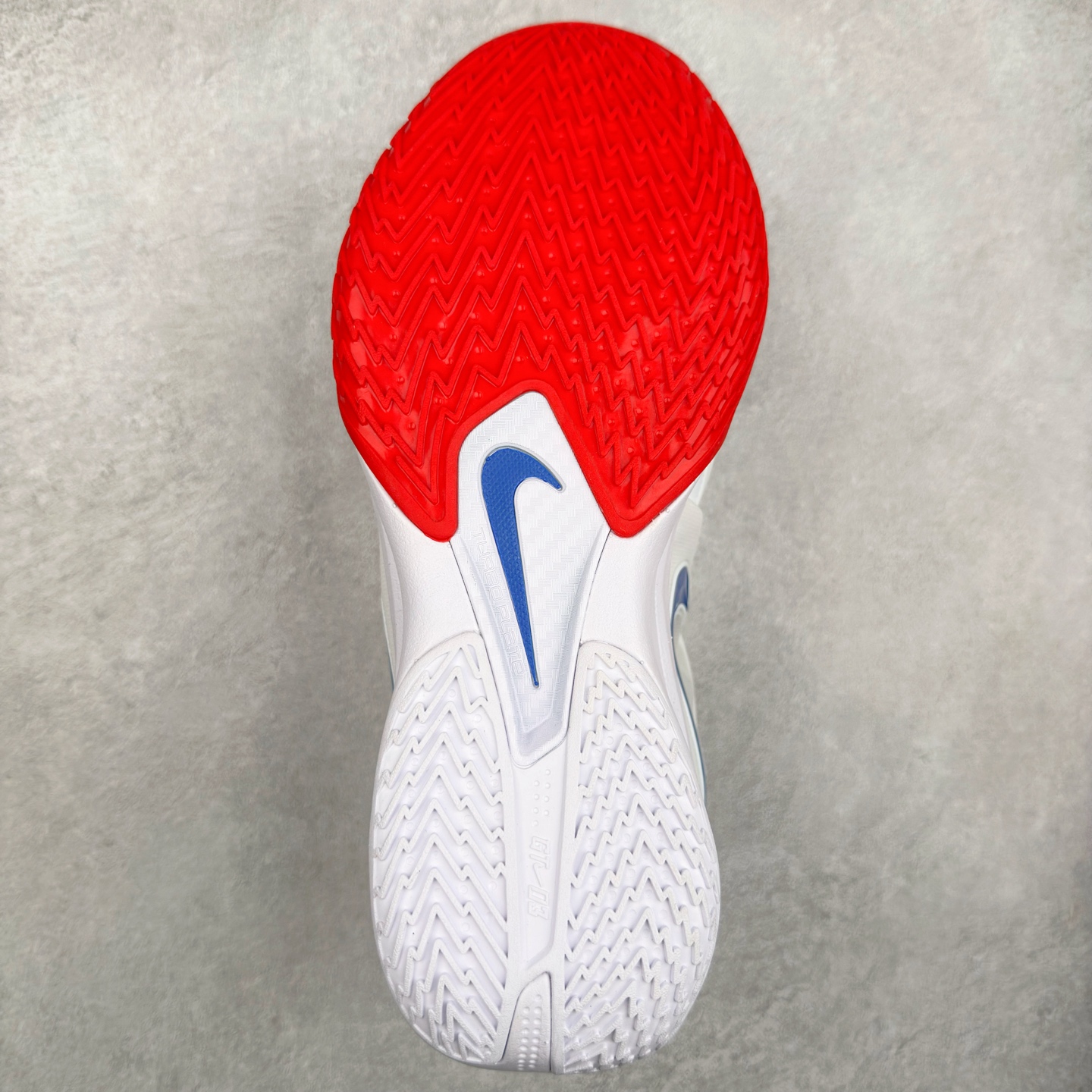 图片[8]-NK G.T. Cut 3.0 Trubo EP GT3代实战篮球鞋 HV9918-102 该鞋款采用出众回弹设计 为切入、转向和移步篮筐提供出色的能量回馈 回弹性能带来弹力充沛的迈步体验 助你爆发疾速 全掌型 ZoomX 泡绵 缔造弹力出众的轻盈迈步体验 助你在比赛升温时能够急速快攻 驰骋全场 鞋面绳线与鞋带相结合 有助稳固前足 后跟搭配加垫鞋口 为脚踝营造舒适稳固感受 全掌型 ZoomX 泡绵 能够带来出众的能量回馈 前足外侧采用精巧塑料覆面 在瞬间爆发时提供稳固脚感 尺码：39 40 40.5 41 42 42.5 43 44 44.5 45 46-选品中心