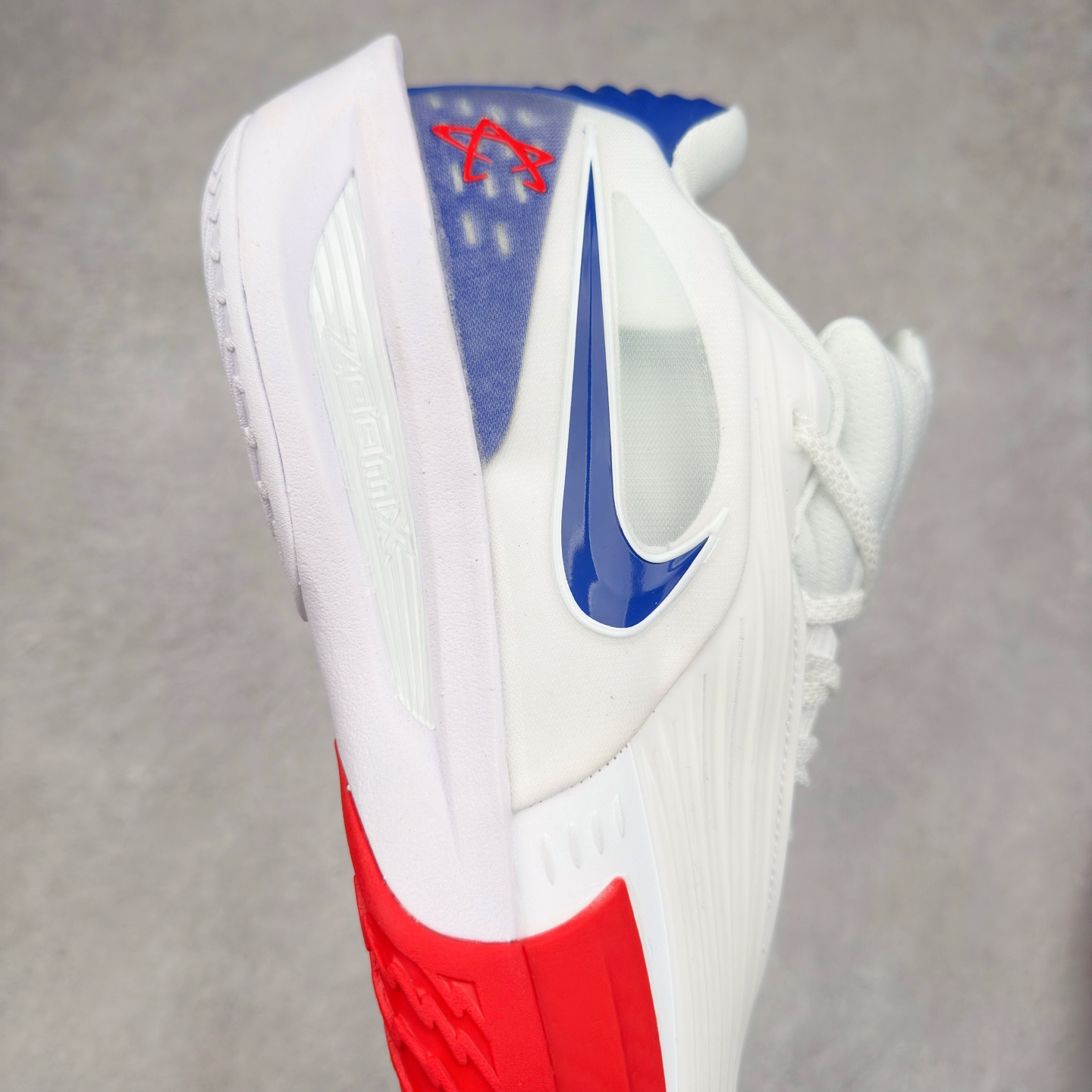 图片[5]-NK G.T. Cut 3.0 Trubo EP GT3代实战篮球鞋 HV9918-102 该鞋款采用出众回弹设计 为切入、转向和移步篮筐提供出色的能量回馈 回弹性能带来弹力充沛的迈步体验 助你爆发疾速 全掌型 ZoomX 泡绵 缔造弹力出众的轻盈迈步体验 助你在比赛升温时能够急速快攻 驰骋全场 鞋面绳线与鞋带相结合 有助稳固前足 后跟搭配加垫鞋口 为脚踝营造舒适稳固感受 全掌型 ZoomX 泡绵 能够带来出众的能量回馈 前足外侧采用精巧塑料覆面 在瞬间爆发时提供稳固脚感 尺码：39 40 40.5 41 42 42.5 43 44 44.5 45 46-选品中心