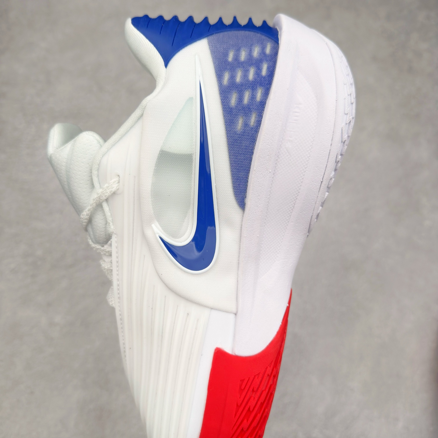 图片[6]-NK G.T. Cut 3.0 Trubo EP GT3代实战篮球鞋 HV9918-102 该鞋款采用出众回弹设计 为切入、转向和移步篮筐提供出色的能量回馈 回弹性能带来弹力充沛的迈步体验 助你爆发疾速 全掌型 ZoomX 泡绵 缔造弹力出众的轻盈迈步体验 助你在比赛升温时能够急速快攻 驰骋全场 鞋面绳线与鞋带相结合 有助稳固前足 后跟搭配加垫鞋口 为脚踝营造舒适稳固感受 全掌型 ZoomX 泡绵 能够带来出众的能量回馈 前足外侧采用精巧塑料覆面 在瞬间爆发时提供稳固脚感 尺码：39 40 40.5 41 42 42.5 43 44 44.5 45 46-选品中心