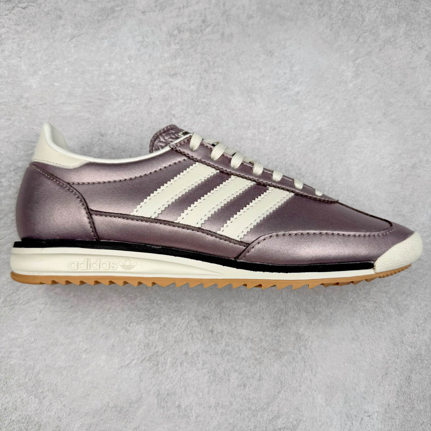 ＃HP纯原 AD Wmns SL72 OG 系列德训足球风百搭低帮休闲运动板鞋 JH6463 采用高弹EVA+MODEL+RB三层组合底 区别市面RB一体大底 三层组合鞋底重量与原鞋一致 Originals 将有「T 头鞋」造型的诞生于 1972 年的 SL72 鞋款复刻带回 各位买鞋又有新选择了 1972 年 SL72 问世后 引领了后来阿迪达斯的跑鞋发展方向 其中「SL」代表了 Super Light 彰显了产品轻便的特性 1972 年 SL72 问世后 引领了后来阿迪达斯的跑鞋发展方向 其中「SL」代表了 Super Light 彰显了产品轻便的特性 这次 Originals 延续其轻质经典的基因 带来男女两款 SL72 男生款带来 SL72 RS 鞋型 RS 意为 Reshaped（重塑）鞋款在保留了经典的外观基础上 在尼龙材质里增加了填充物 使鞋型更加挺立和饱满 鞋头则更加圆润 鞋底的 EVA 材质则增加了鞋款的高度 女生款则带来 SL72 OG W 鞋型 OG 顾名思义则是致敬经典款式 相较于 RS（Reshaped）鞋款 鞋身更加纤细 其整体鞋身轮廓、线条、细节、材质上尊崇 70 年代 SL72 的设计 还原经典味道 尺码：36 36⅔ 37⅓ 38 38⅔ 39⅓ 40 40⅔ 41⅓ 42 42⅔ 43⅓ 44 44⅔ 45-选品中心