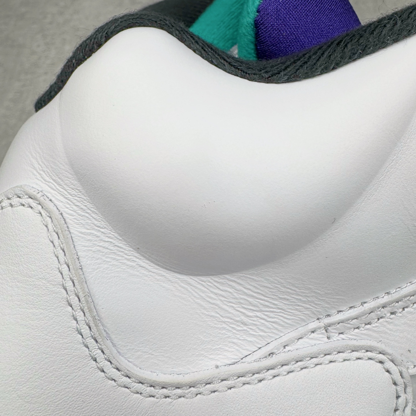 图片[15]-＃PK纯原 Air Jordan AJ5 OG “Grape” 白紫色 HQ7978-100 SZ原厂全套原楦原纸板磨具开发 原厂皮料加持 原厂港宝加持定型后跟R度完美 同源原厂电绣 飞人针数密度立体效果一致 原厂拉帮手法 原厂配置纸衬高频鞋盒 原厂指令配双鞋带 原厂TPU网格鞋带扣 超高鞋面清洁度 最高QC检验标准 控制溢胶瑕疵 到手可放心比对发售原鞋 上脚百分百充正驾驭 尺码：40 40.5 41 42 42.5 43 44 44.5 45 46 47.5-选品中心