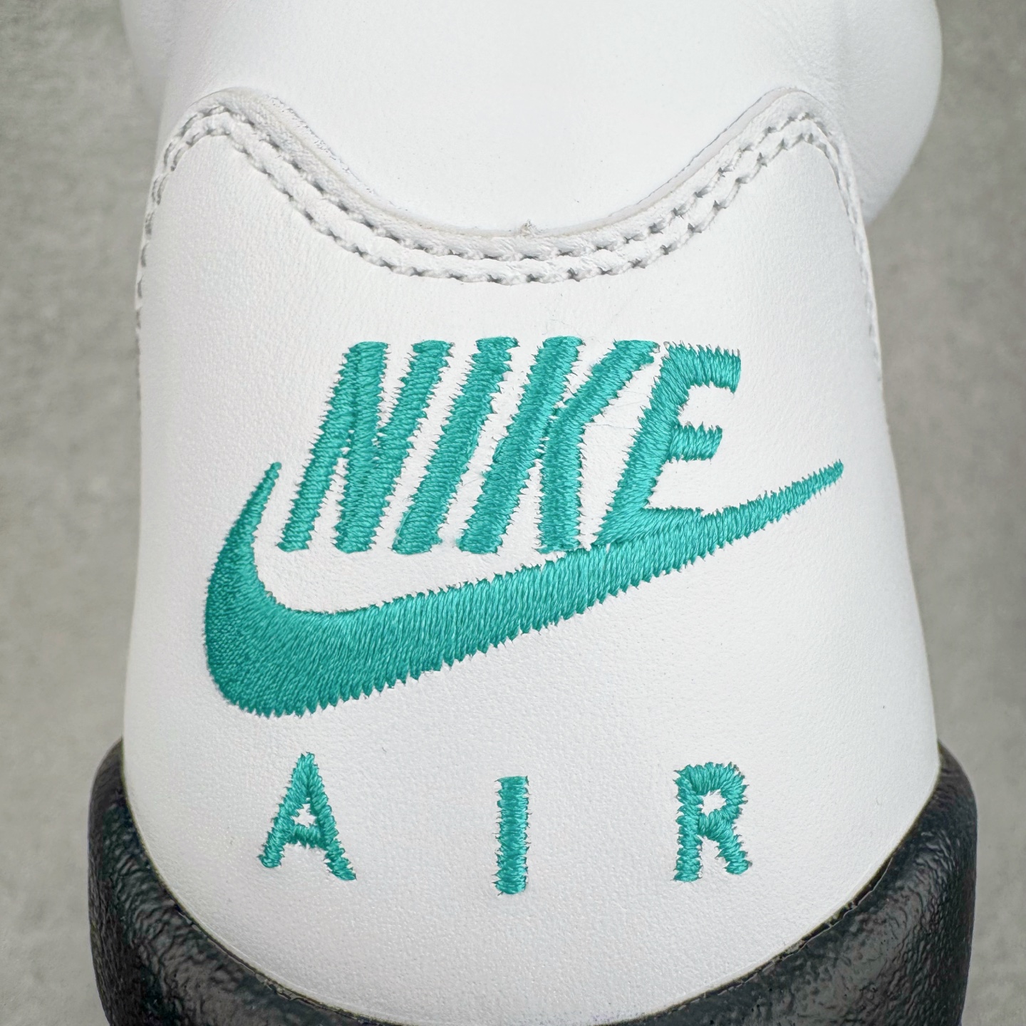 图片[10]-＃PK纯原 Air Jordan AJ5 OG “Grape” 白紫色 HQ7978-100 SZ原厂全套原楦原纸板磨具开发 原厂皮料加持 原厂港宝加持定型后跟R度完美 同源原厂电绣 飞人针数密度立体效果一致 原厂拉帮手法 原厂配置纸衬高频鞋盒 原厂指令配双鞋带 原厂TPU网格鞋带扣 超高鞋面清洁度 最高QC检验标准 控制溢胶瑕疵 到手可放心比对发售原鞋 上脚百分百充正驾驭 尺码：40 40.5 41 42 42.5 43 44 44.5 45 46 47.5-选品中心