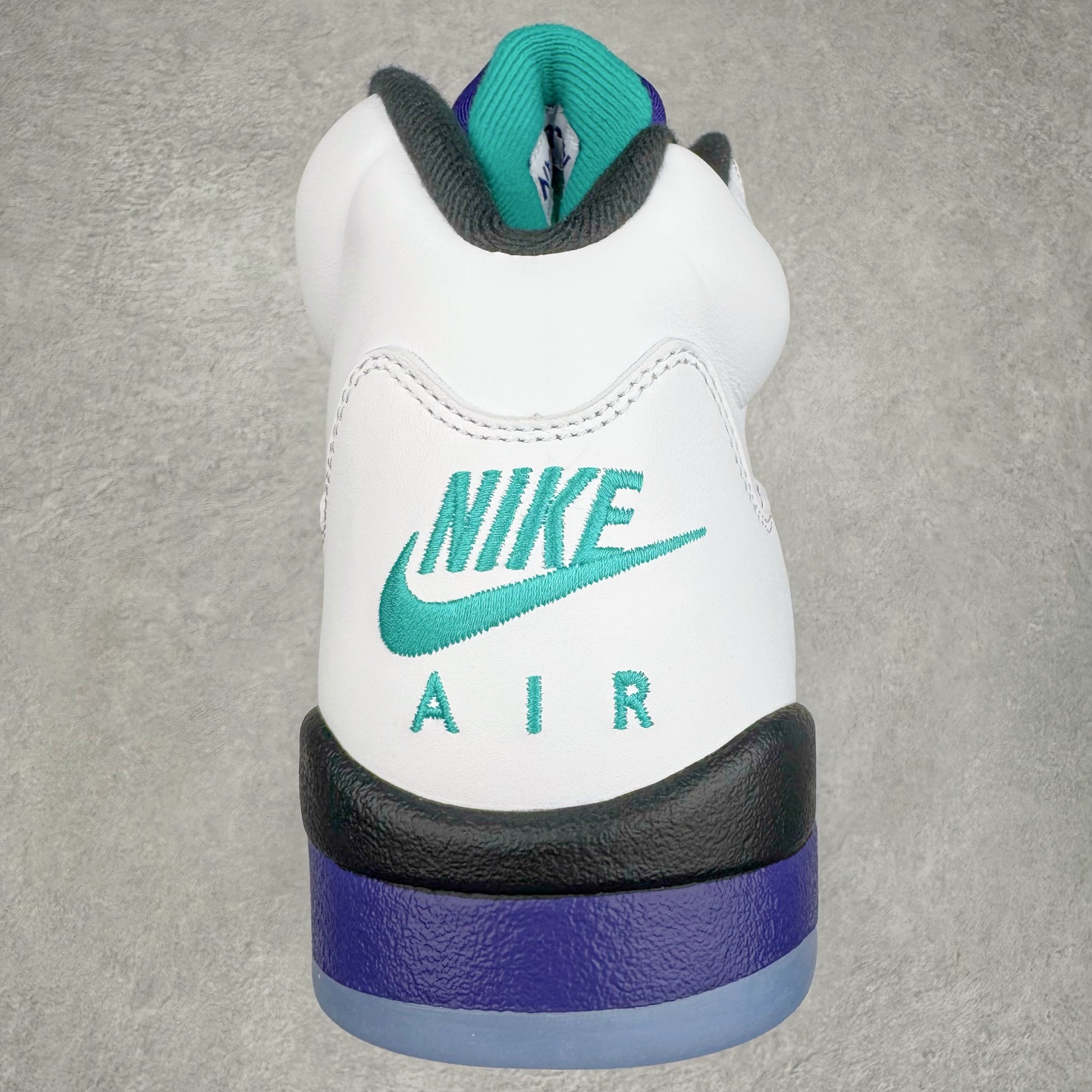 图片[8]-＃PK纯原 Air Jordan AJ5 OG “Grape” 白紫色 HQ7978-100 SZ原厂全套原楦原纸板磨具开发 原厂皮料加持 原厂港宝加持定型后跟R度完美 同源原厂电绣 飞人针数密度立体效果一致 原厂拉帮手法 原厂配置纸衬高频鞋盒 原厂指令配双鞋带 原厂TPU网格鞋带扣 超高鞋面清洁度 最高QC检验标准 控制溢胶瑕疵 到手可放心比对发售原鞋 上脚百分百充正驾驭 尺码：40 40.5 41 42 42.5 43 44 44.5 45 46 47.5-选品中心