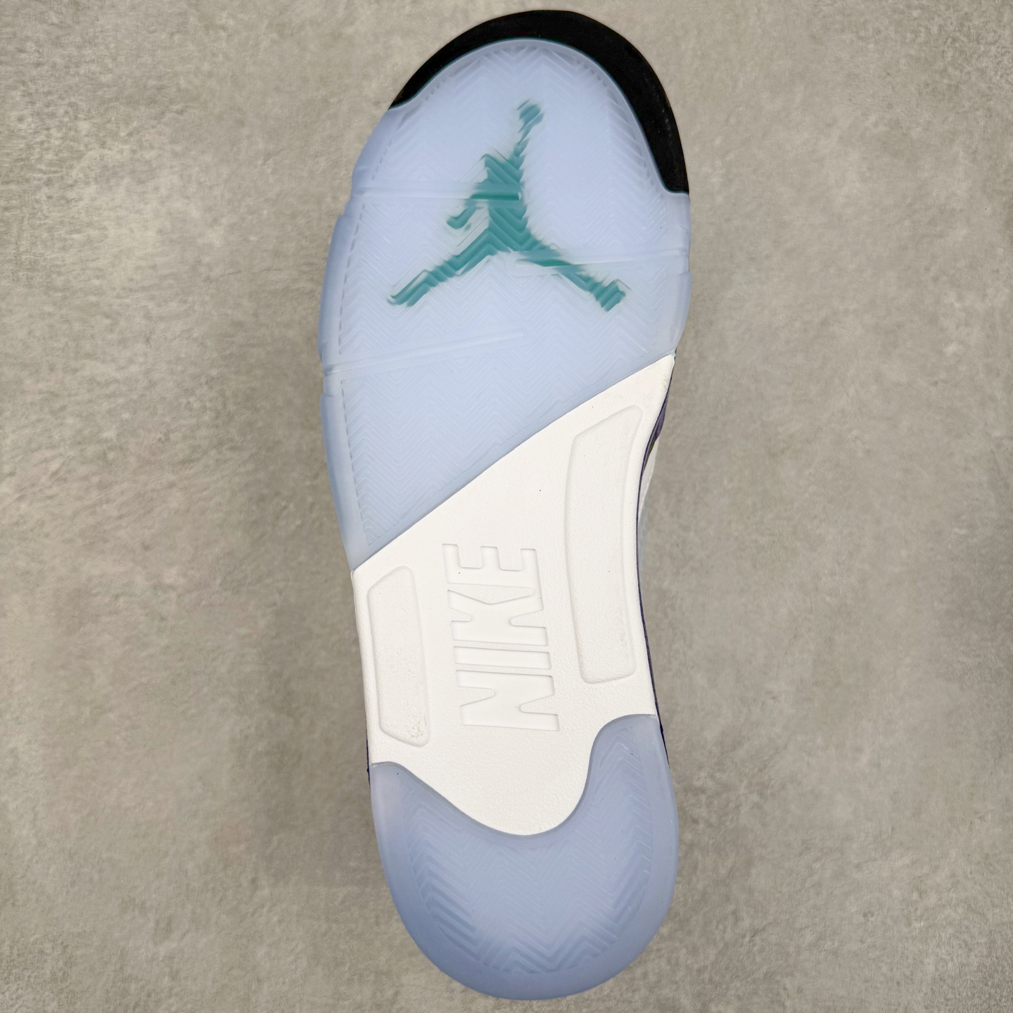 图片[9]-＃PK纯原 Air Jordan AJ5 OG “Grape” 白紫色 HQ7978-100 SZ原厂全套原楦原纸板磨具开发 原厂皮料加持 原厂港宝加持定型后跟R度完美 同源原厂电绣 飞人针数密度立体效果一致 原厂拉帮手法 原厂配置纸衬高频鞋盒 原厂指令配双鞋带 原厂TPU网格鞋带扣 超高鞋面清洁度 最高QC检验标准 控制溢胶瑕疵 到手可放心比对发售原鞋 上脚百分百充正驾驭 尺码：40 40.5 41 42 42.5 43 44 44.5 45 46 47.5-选品中心