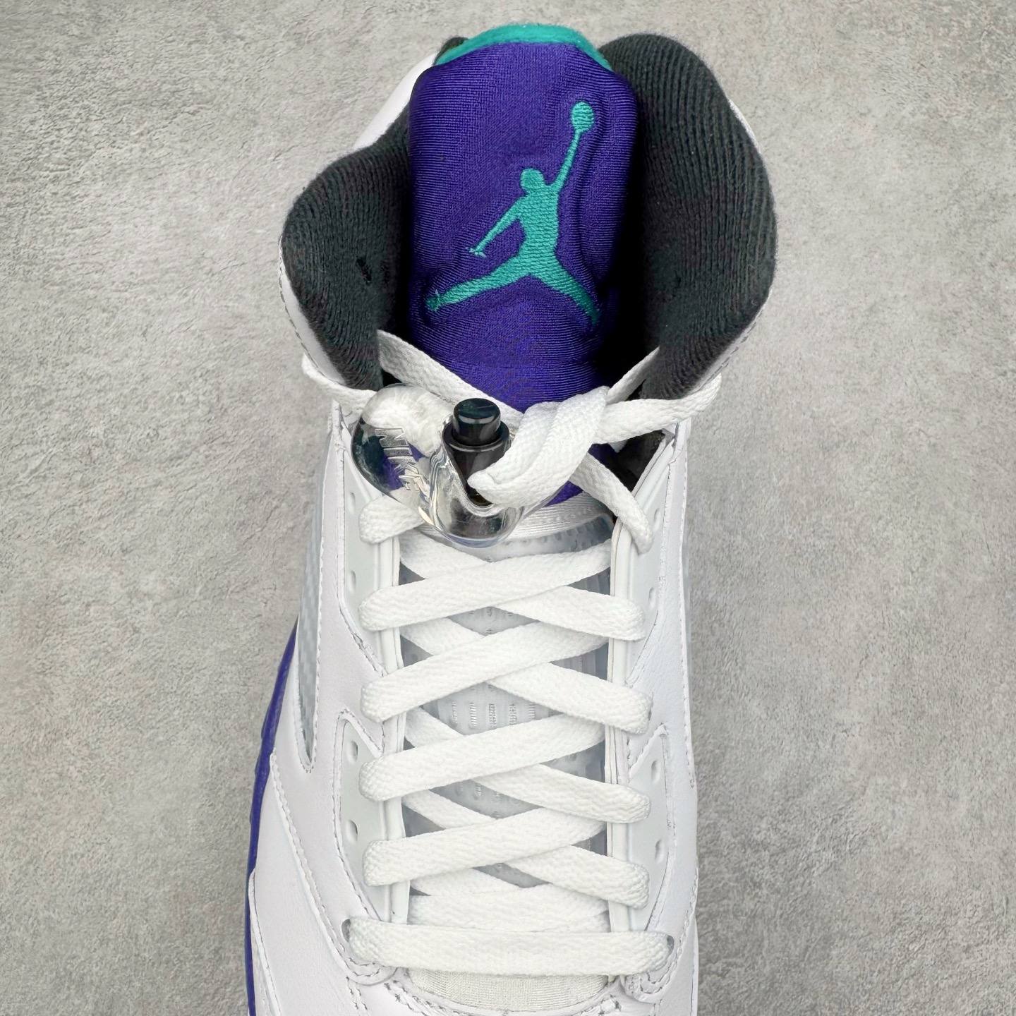 图片[5]-＃PK纯原 Air Jordan AJ5 OG “Grape” 白紫色 HQ7978-100 SZ原厂全套原楦原纸板磨具开发 原厂皮料加持 原厂港宝加持定型后跟R度完美 同源原厂电绣 飞人针数密度立体效果一致 原厂拉帮手法 原厂配置纸衬高频鞋盒 原厂指令配双鞋带 原厂TPU网格鞋带扣 超高鞋面清洁度 最高QC检验标准 控制溢胶瑕疵 到手可放心比对发售原鞋 上脚百分百充正驾驭 尺码：40 40.5 41 42 42.5 43 44 44.5 45 46 47.5-选品中心