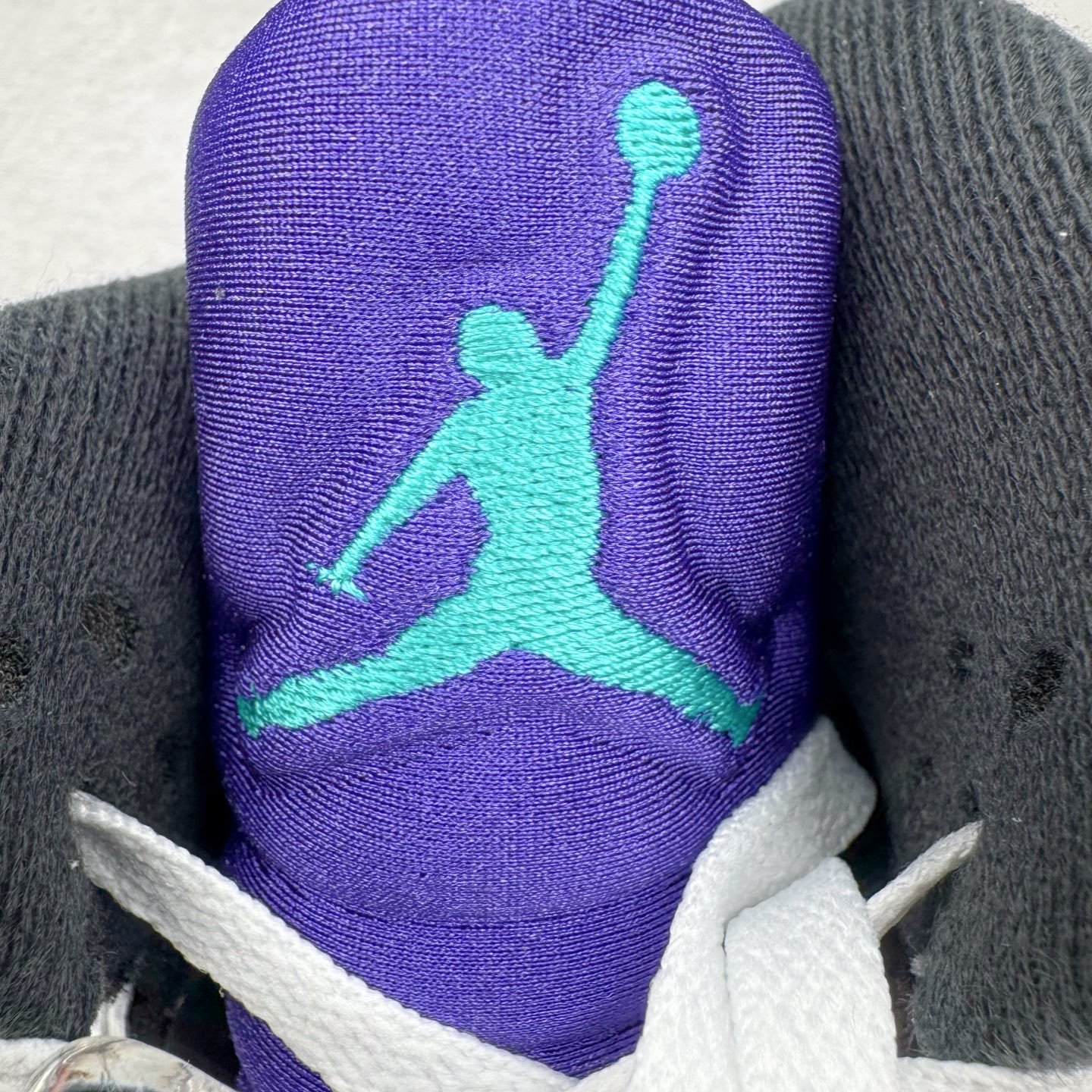 图片[13]-＃PK纯原 Air Jordan AJ5 OG “Grape” 白紫色 HQ7978-100 SZ原厂全套原楦原纸板磨具开发 原厂皮料加持 原厂港宝加持定型后跟R度完美 同源原厂电绣 飞人针数密度立体效果一致 原厂拉帮手法 原厂配置纸衬高频鞋盒 原厂指令配双鞋带 原厂TPU网格鞋带扣 超高鞋面清洁度 最高QC检验标准 控制溢胶瑕疵 到手可放心比对发售原鞋 上脚百分百充正驾驭 尺码：40 40.5 41 42 42.5 43 44 44.5 45 46 47.5-选品中心